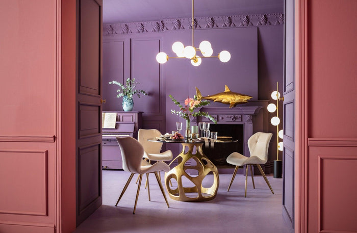 kobiety w różowym salonie