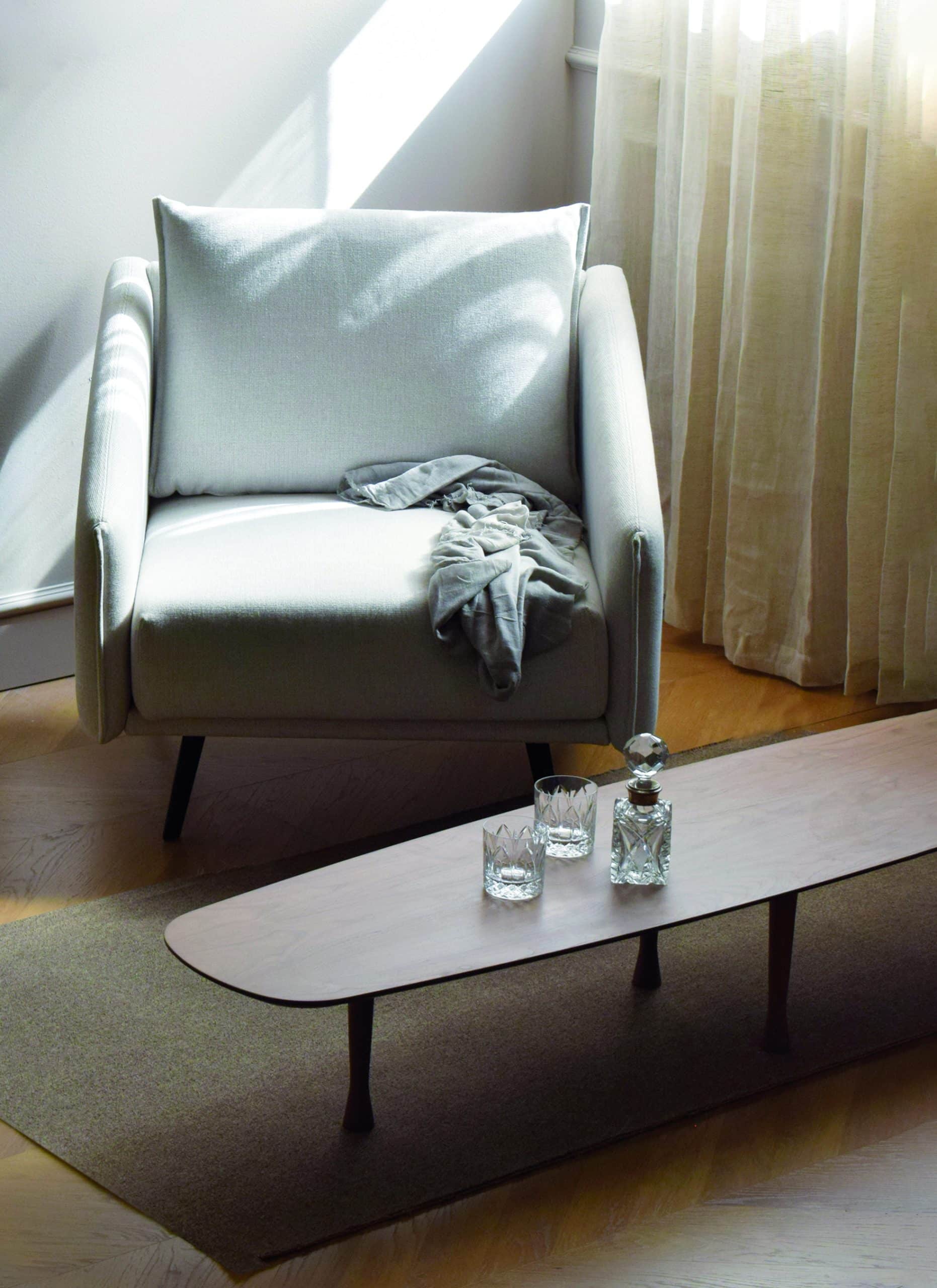 Ovaler Couchtisch UNIQUE Nussbaumfurnier