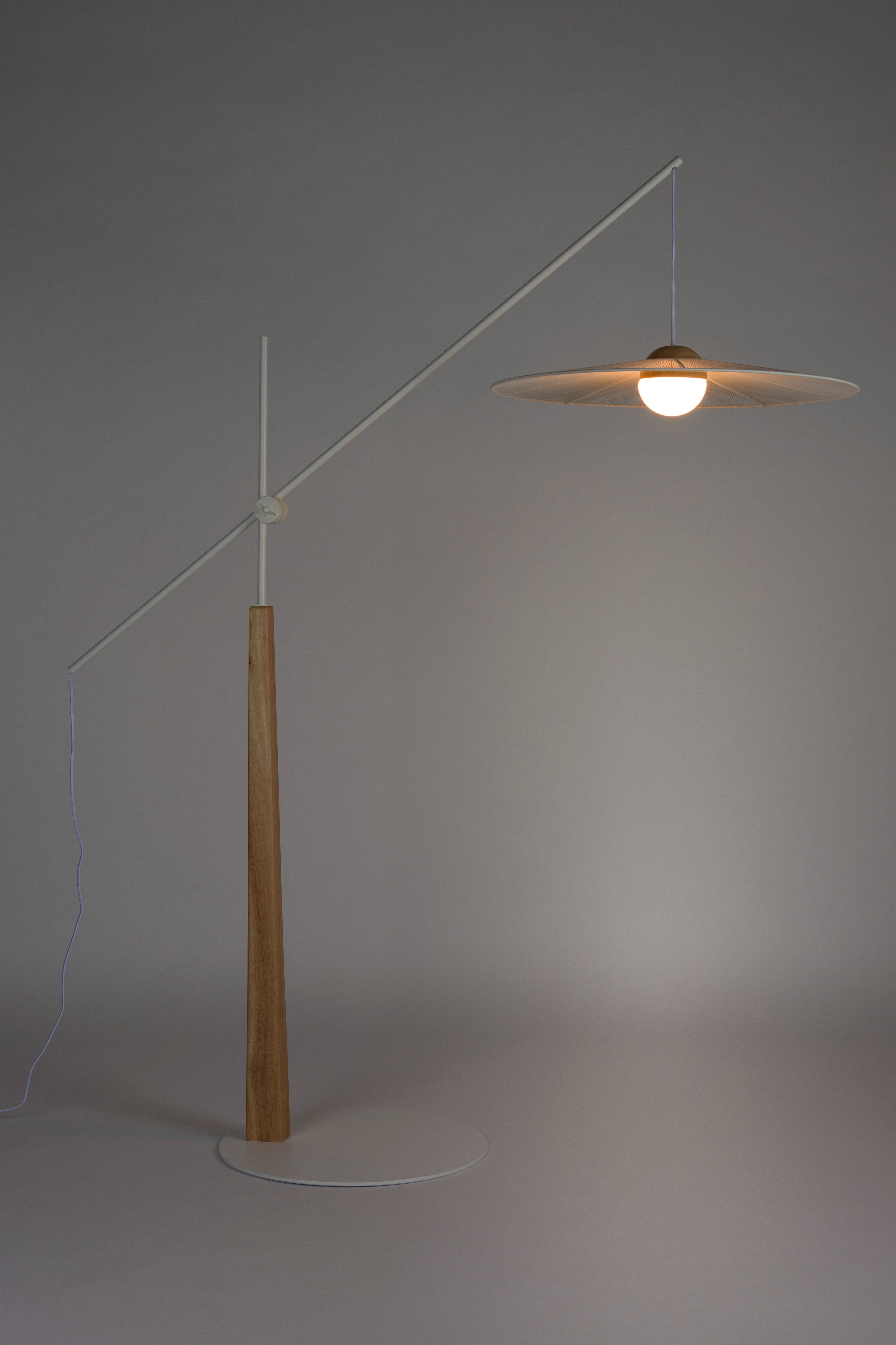 Lampa podłogowa z wysięgnikiem BELLE złamana biel