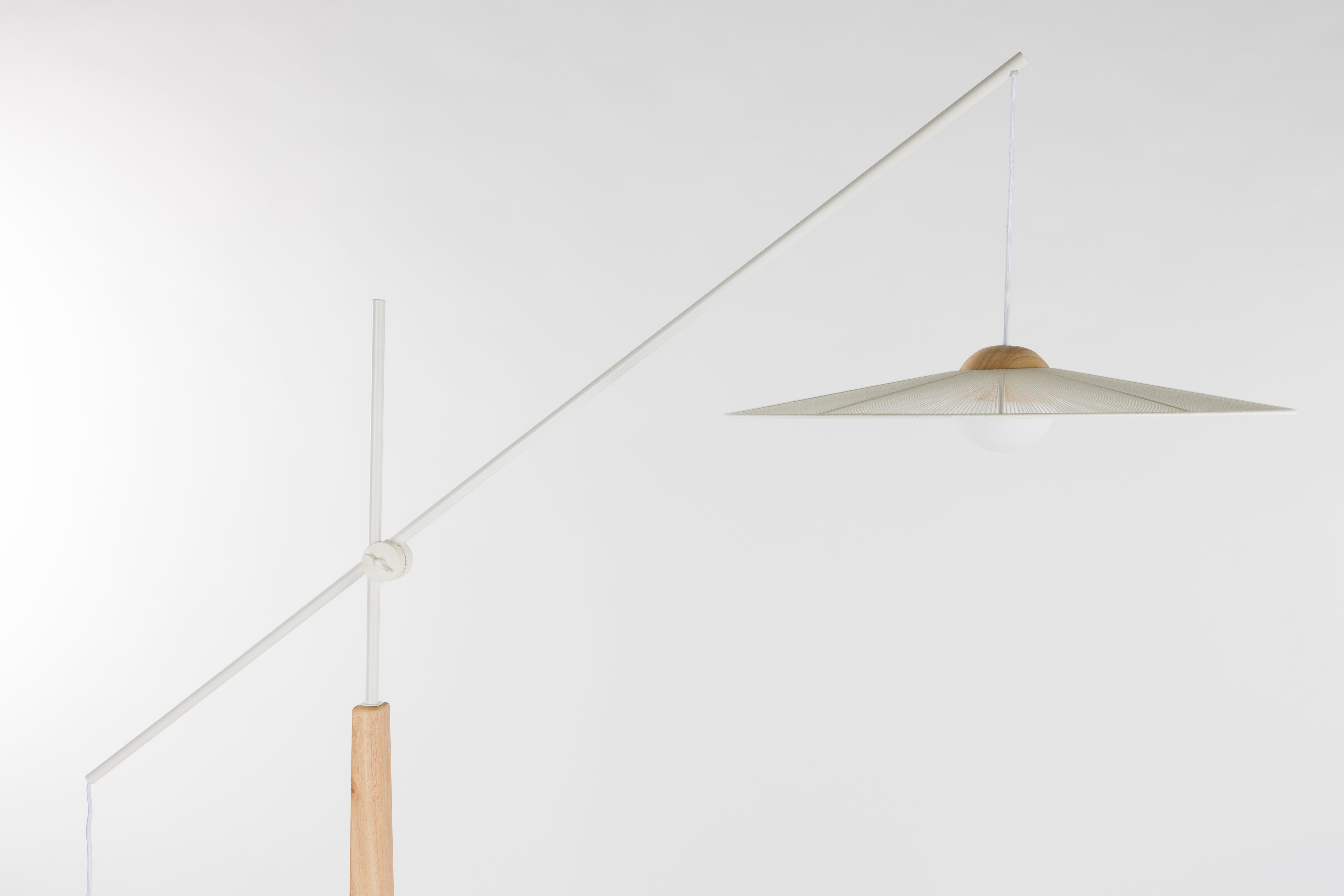 Lampa podłogowa z wysięgnikiem BELLE złamana biel