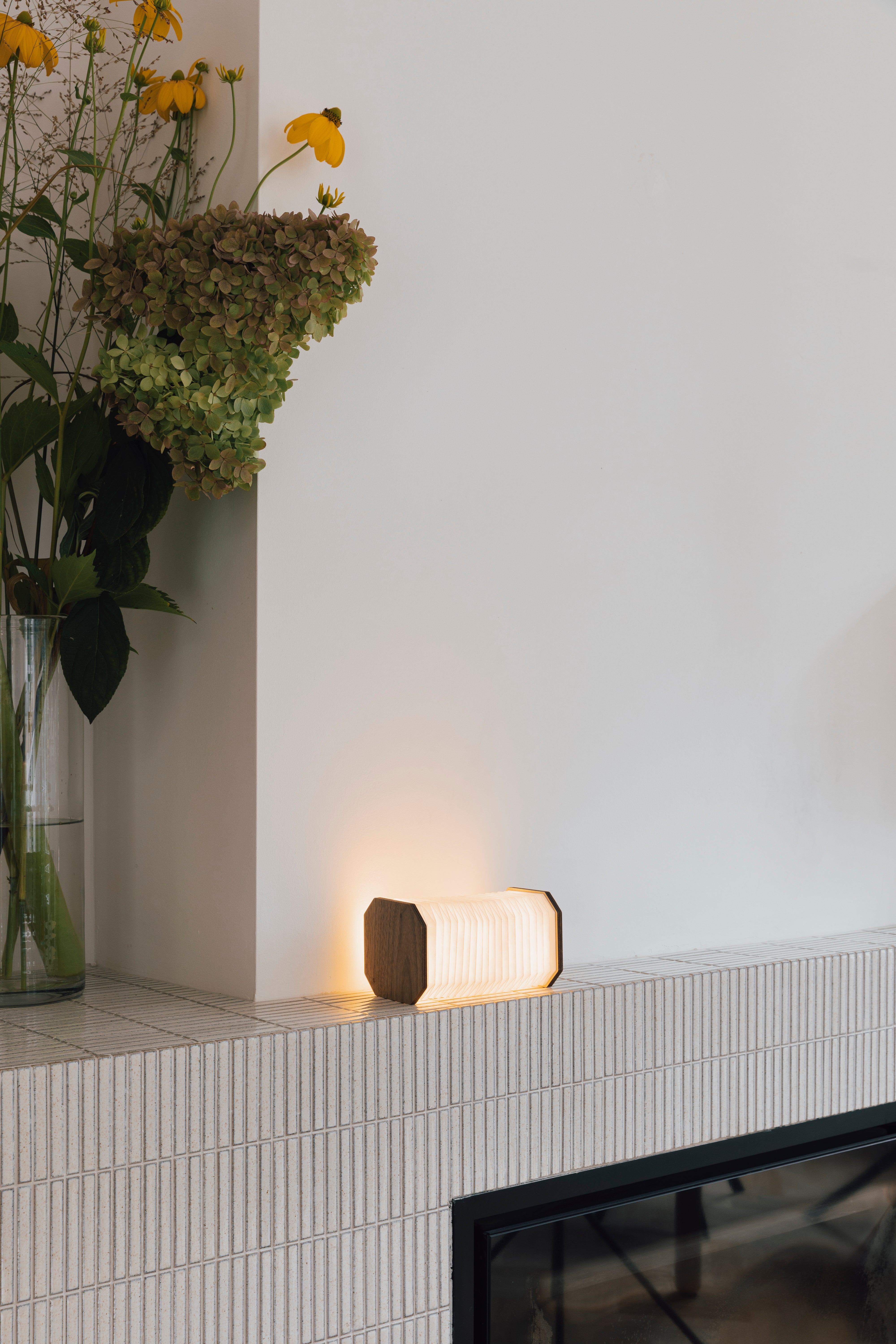 Lampa przenośna CAKE fornir orzechowy z białym