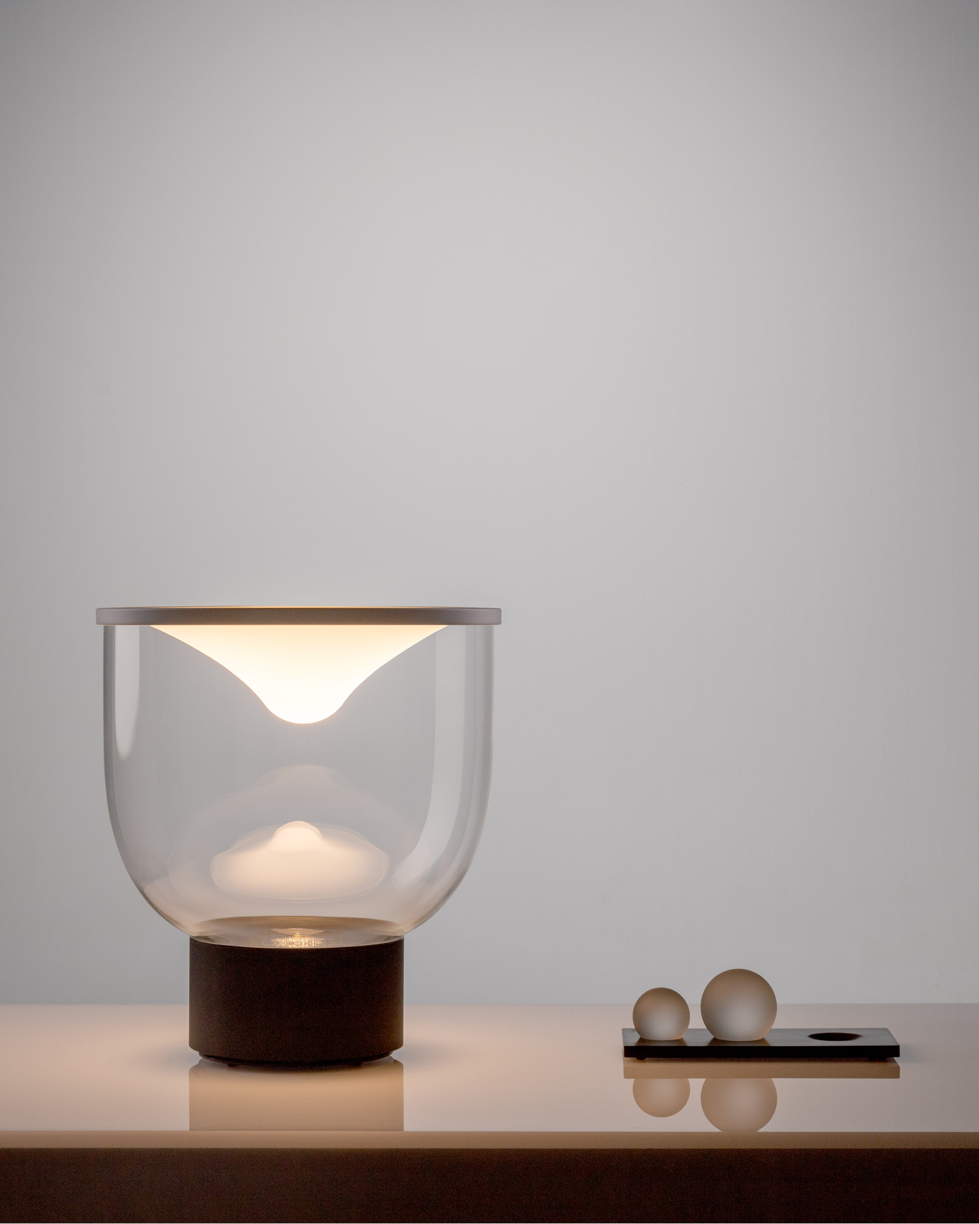 GRAMMOLUCE table lamp with a glass shade and black base.