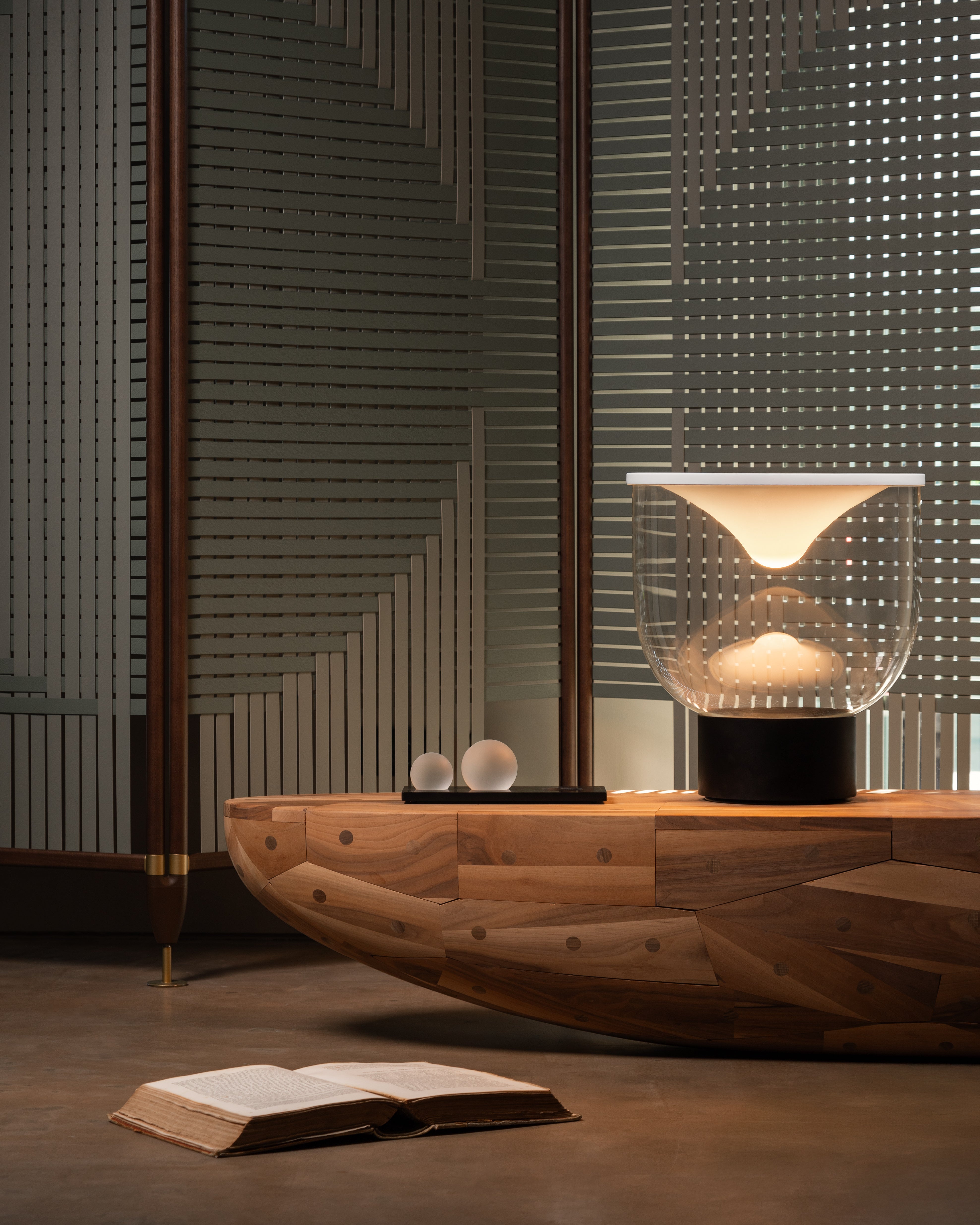 GRAMMOLUCE table lamp with a glass shade and black base.