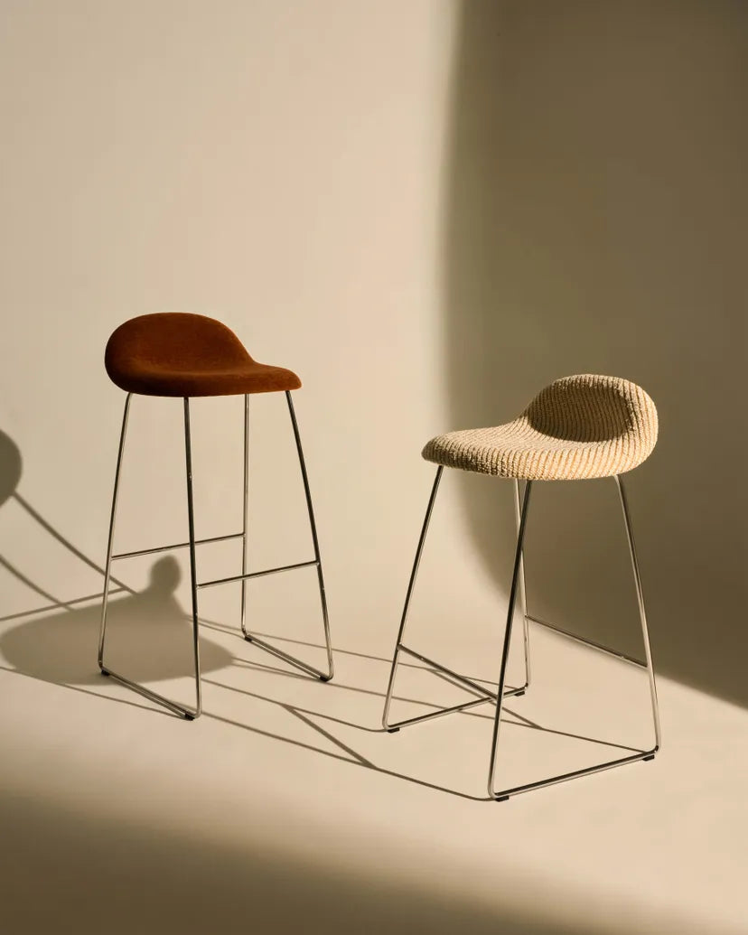 Hocker GUBI 3D gepolstert mit verchromtem Fuß