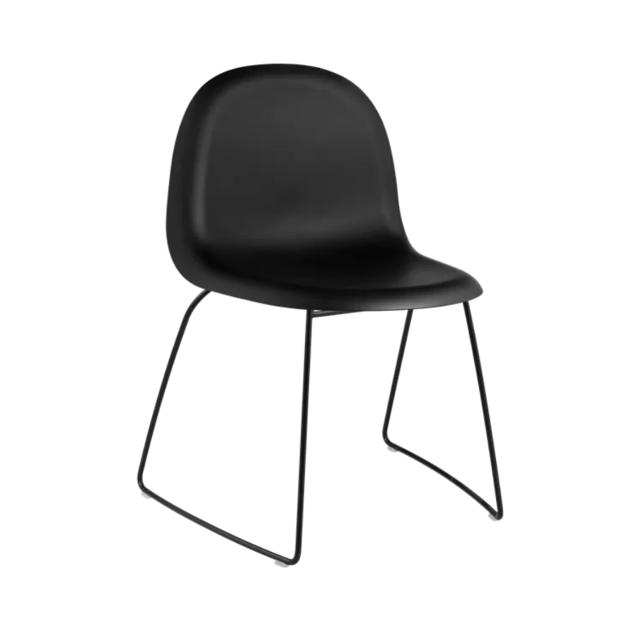 Stuhl GUBI 3D mit schwarzem Sitz und schwarzem Gestell