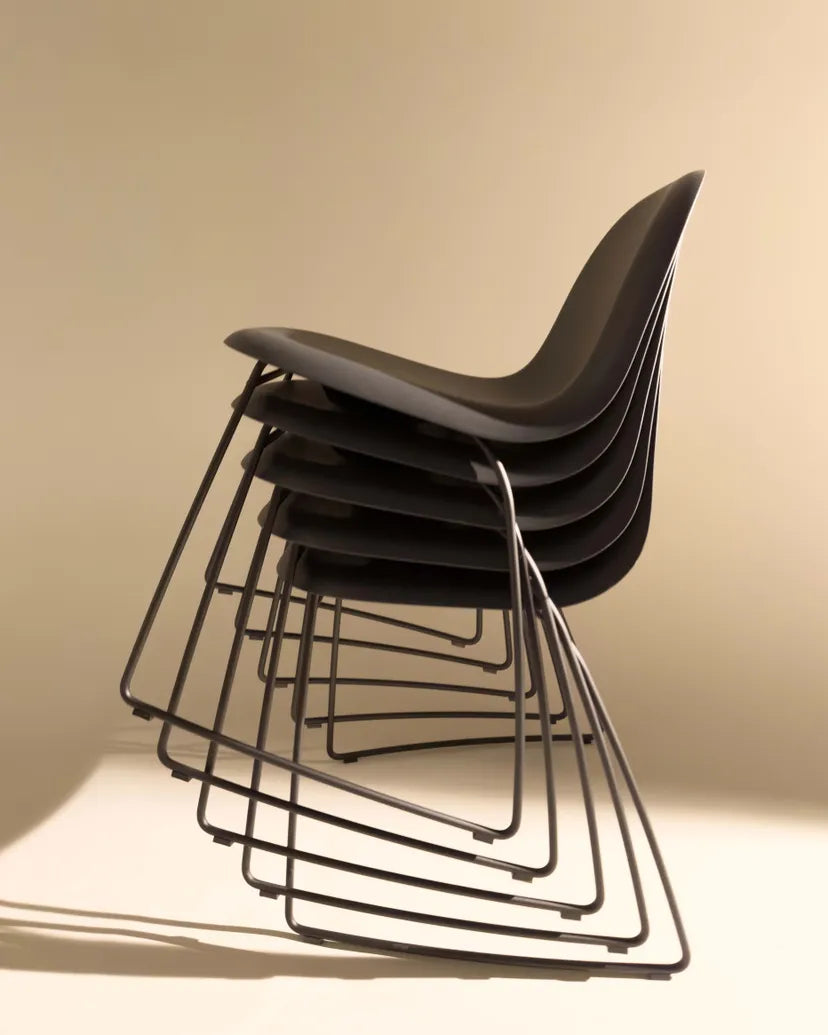 Stuhl GUBI 3D mit schwarzem Sitz und schwarzem Gestell