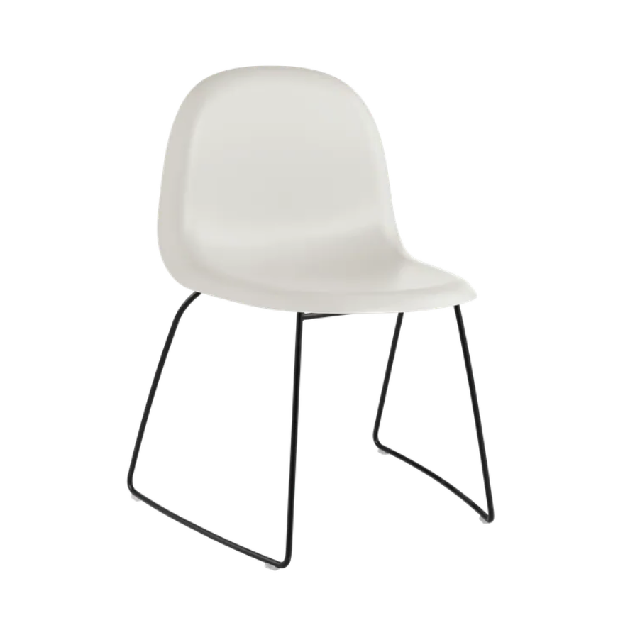 Stuhl GUBI 3D mit weißem Sitz und schwarzem Gestell