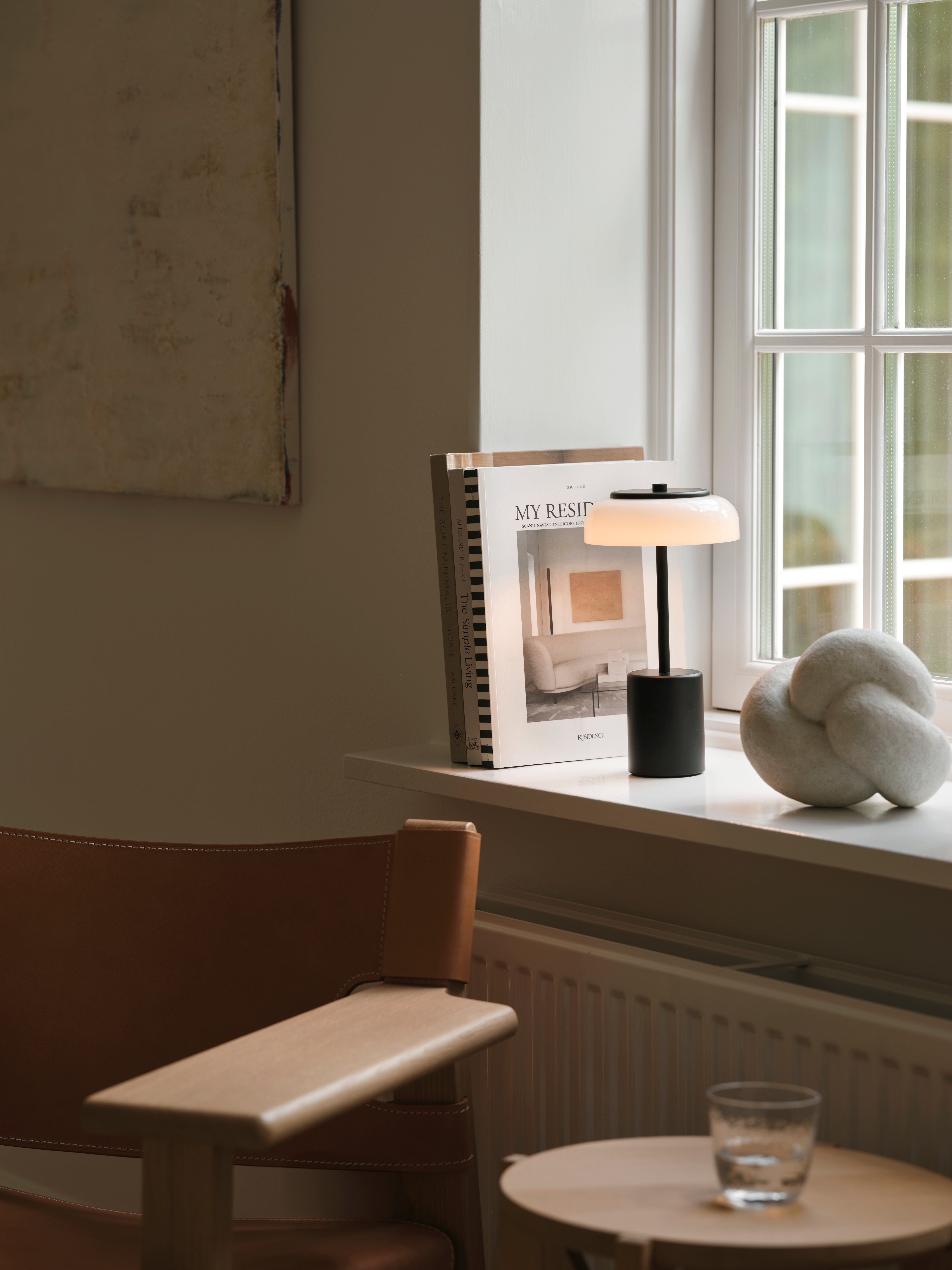 Tragbare Lampe BLOSSI schwarz mit opalem Glas