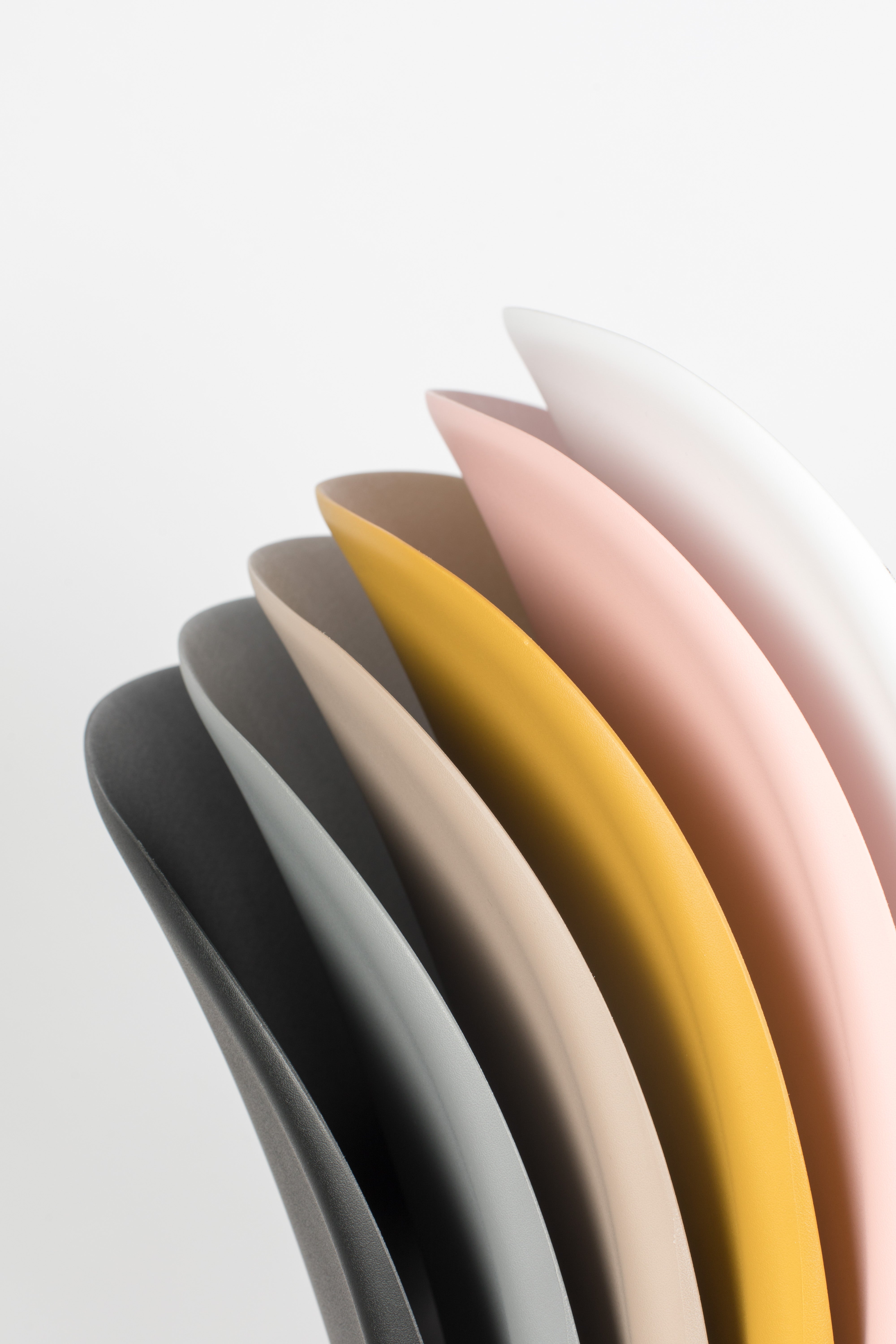 Stapel beige Stuhl mit einer schwarzen Basis