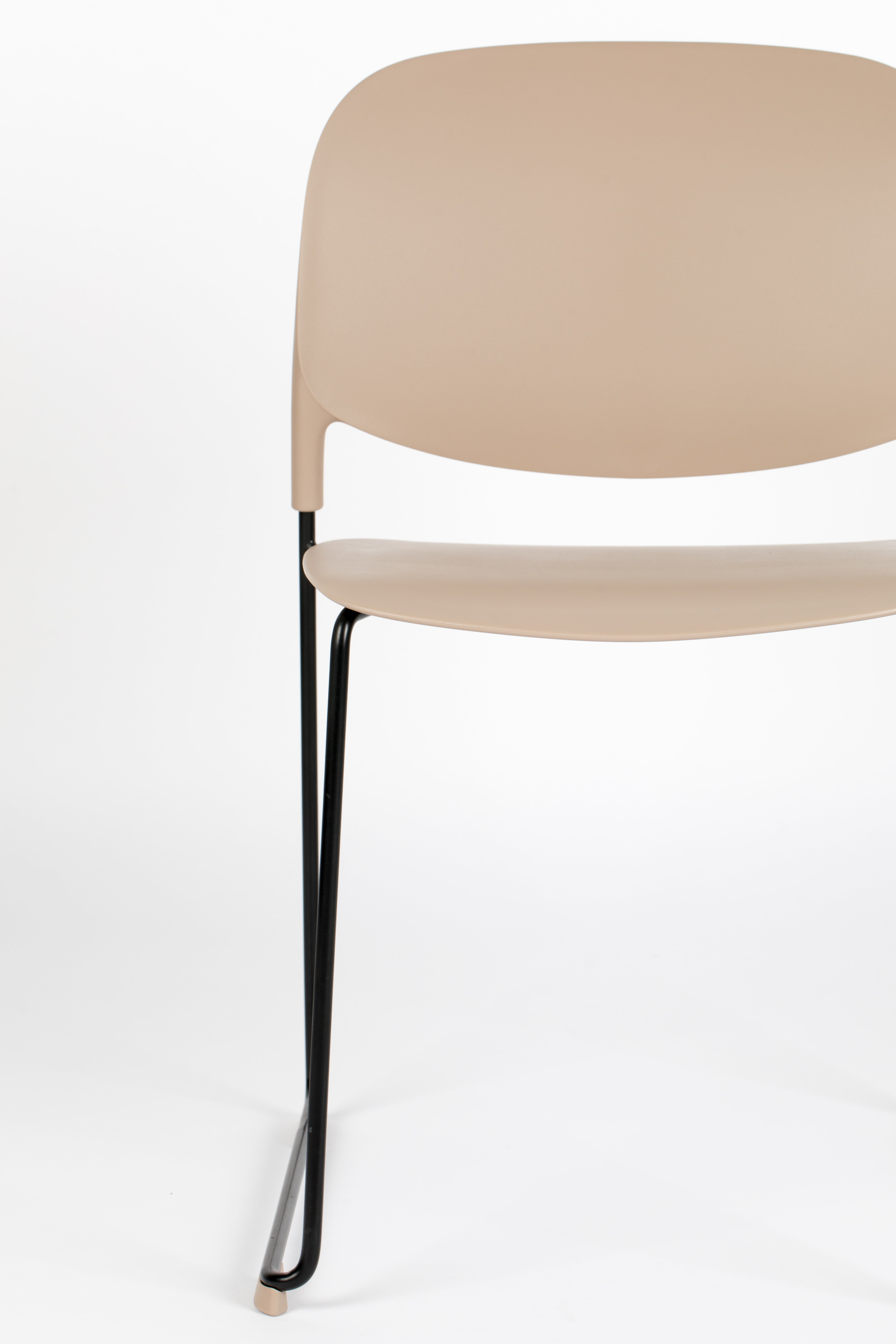 Stapel beige Stuhl mit einer schwarzen Basis