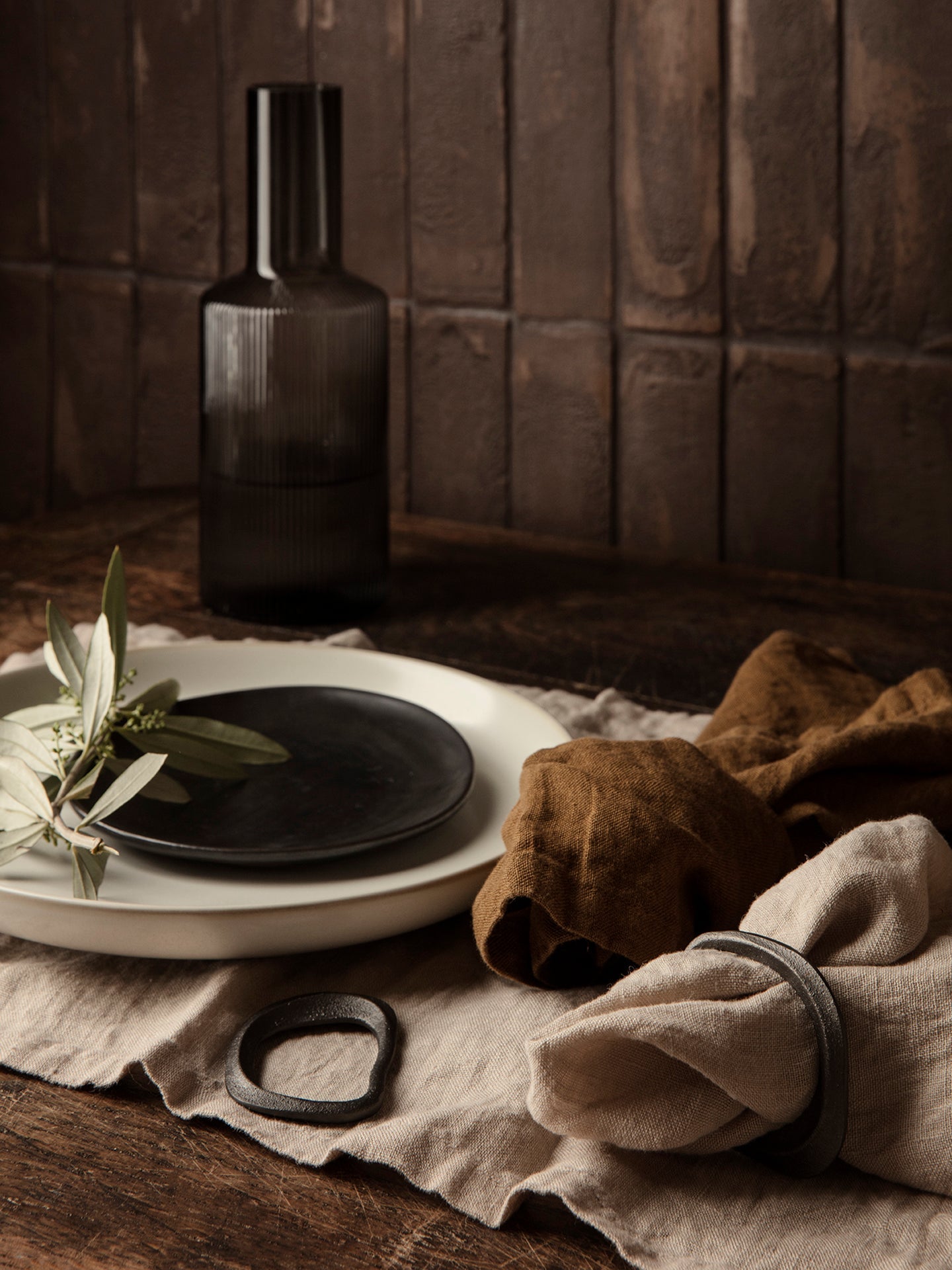 FLOW black brass napkin ring set