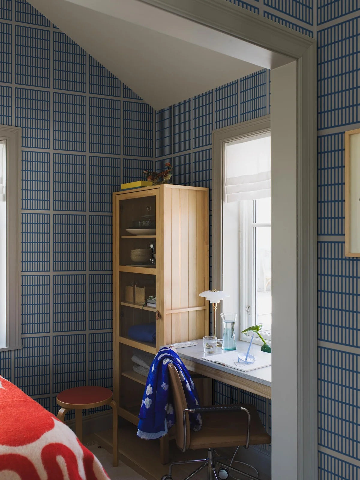 Tapeta z geometrycznym wzorem ALVAR AALTO 14/6 biały z niebieskim