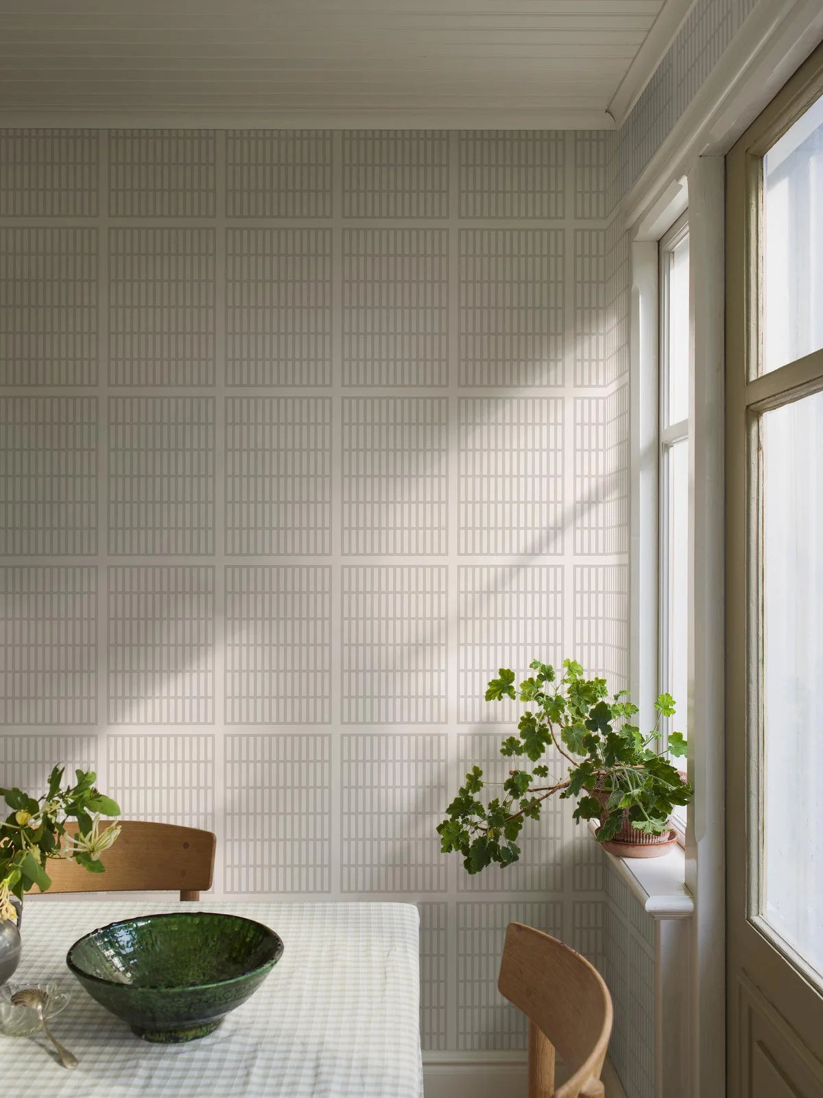Tapete mit geometrischem Muster ALVAR AALTO 14/6 weiß mit grau