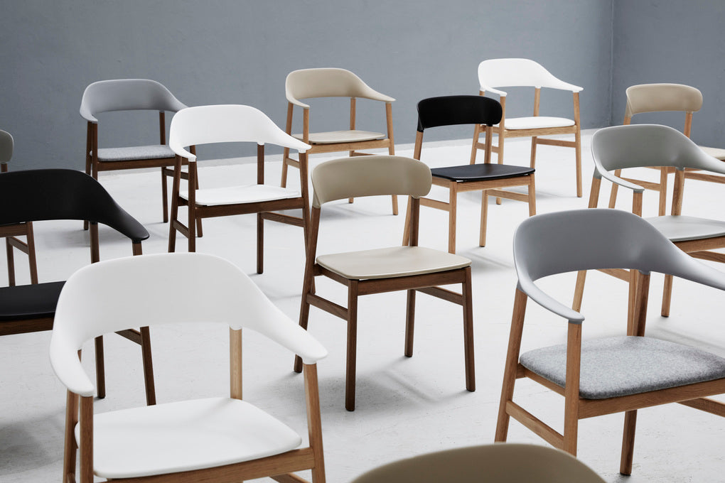 Chair with armrests Upholstered Herit with a natural oak base