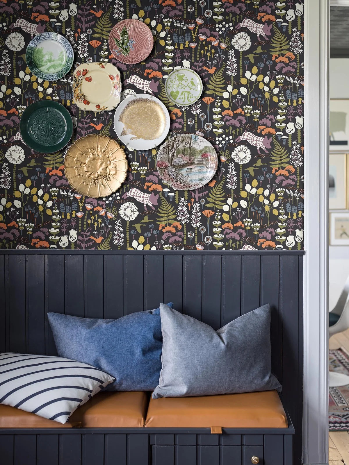 Non-woven paper wallpaper with a botanical pattern HANNA WERNING HOPPMOSSE black