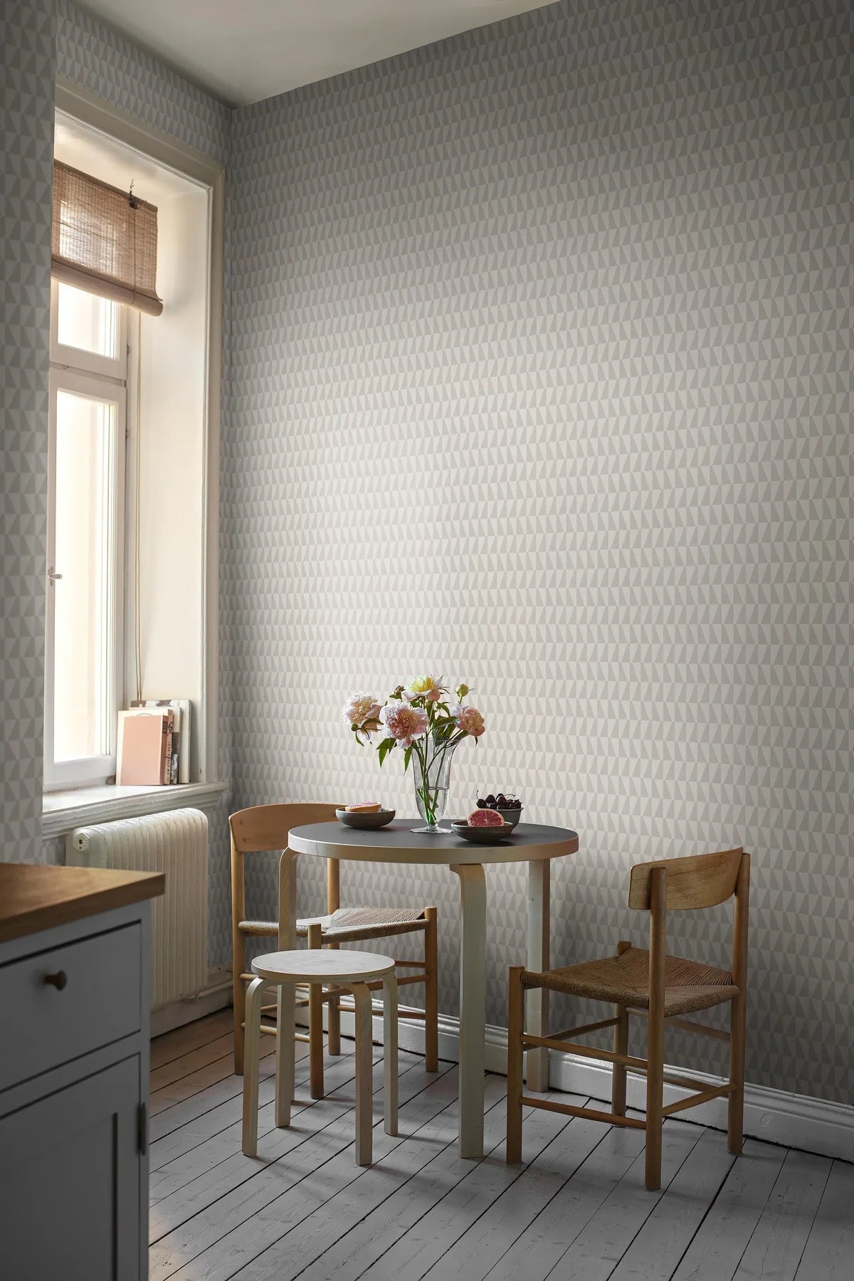 Non-woven paper wallpaper with geometric TRAPEZ pattern in gray and white