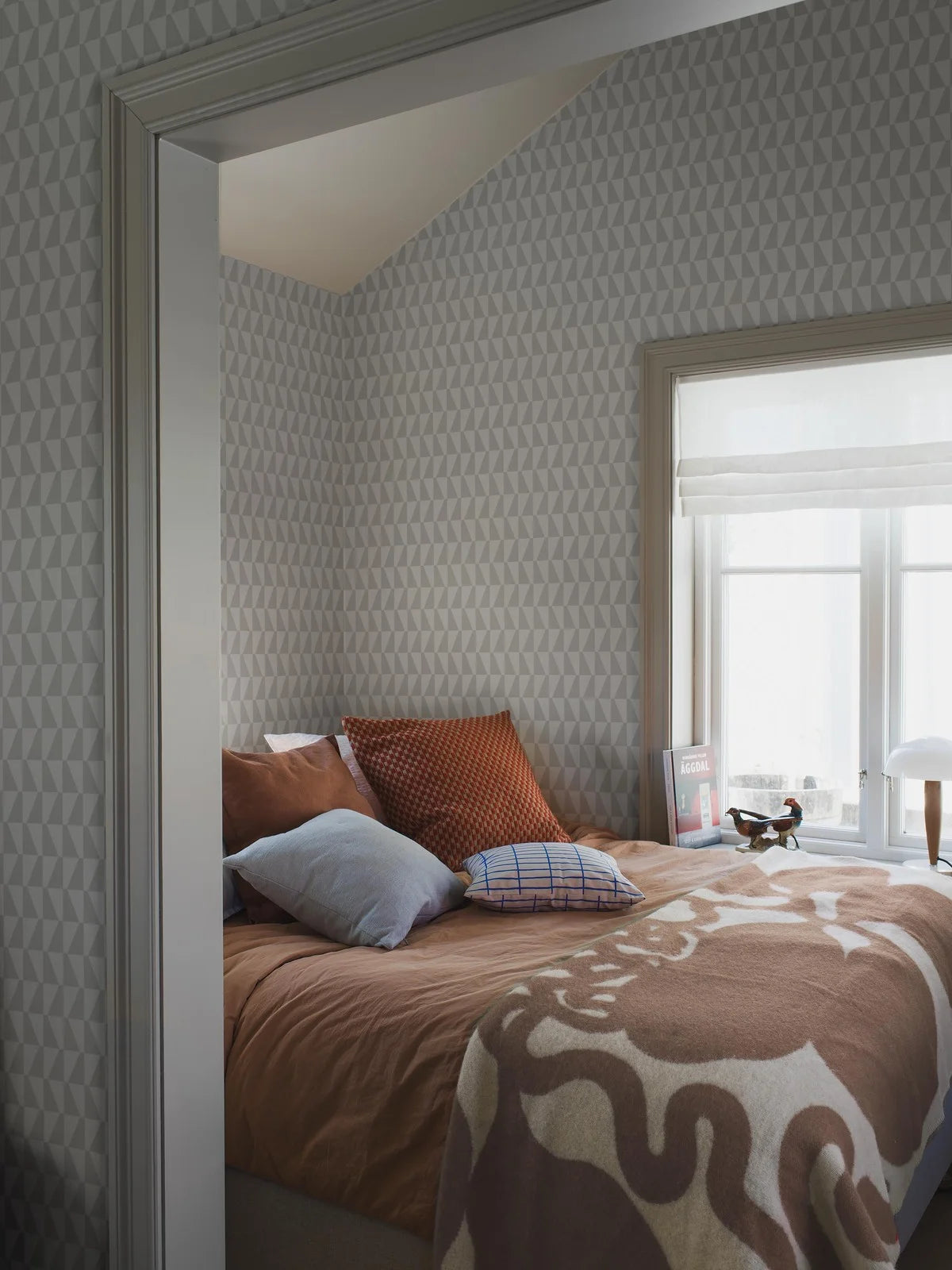 Non-woven paper wallpaper with geometric TRAPEZ pattern in gray and white
