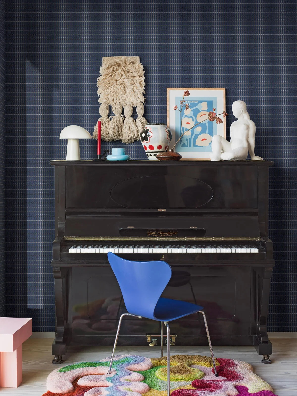 Tapeta flizelinowa papierowa z wzorem w kratę ALVAR AALTO M.I.T niebieski