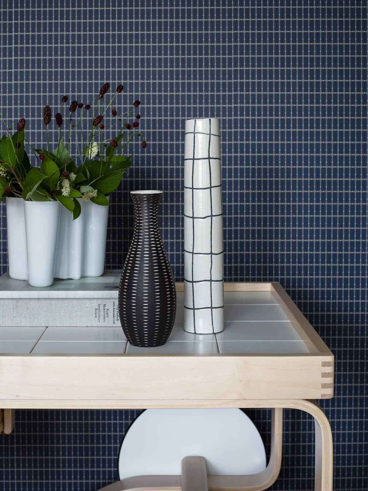 Tapeta flizelinowa papierowa z wzorem w kratę ALVAR AALTO M.I.T niebieski