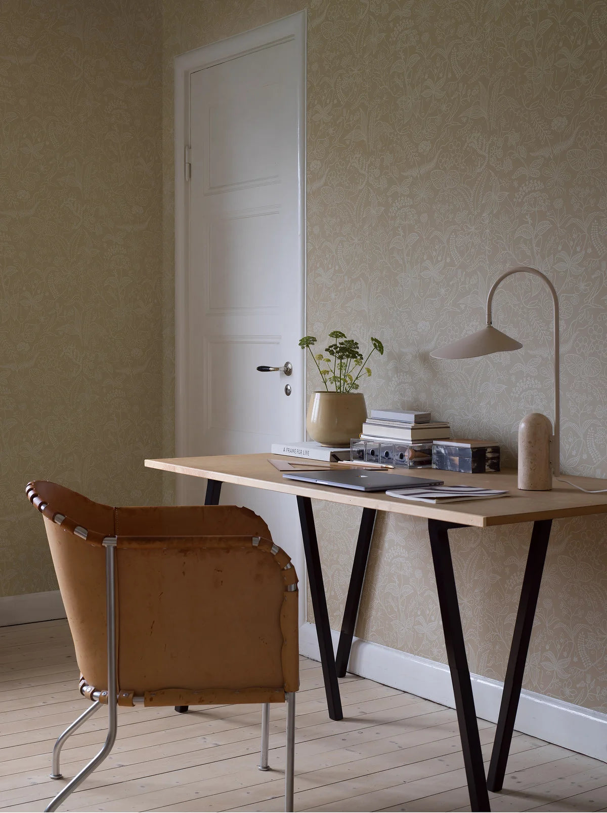 GRAZIA Floral Pattern Wallpaper in Sandy Beige