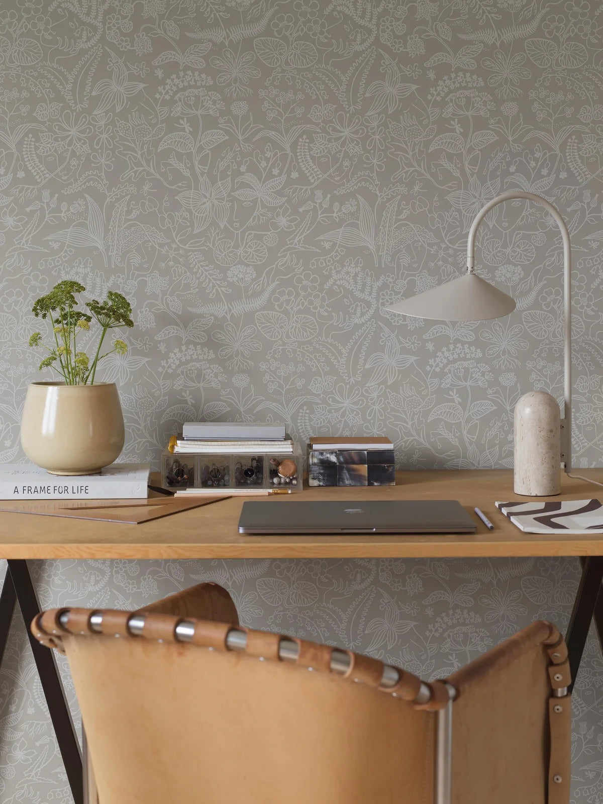 Tapeta z roślinnym wzorem kwiatów i liści GRAZIA szary z białym