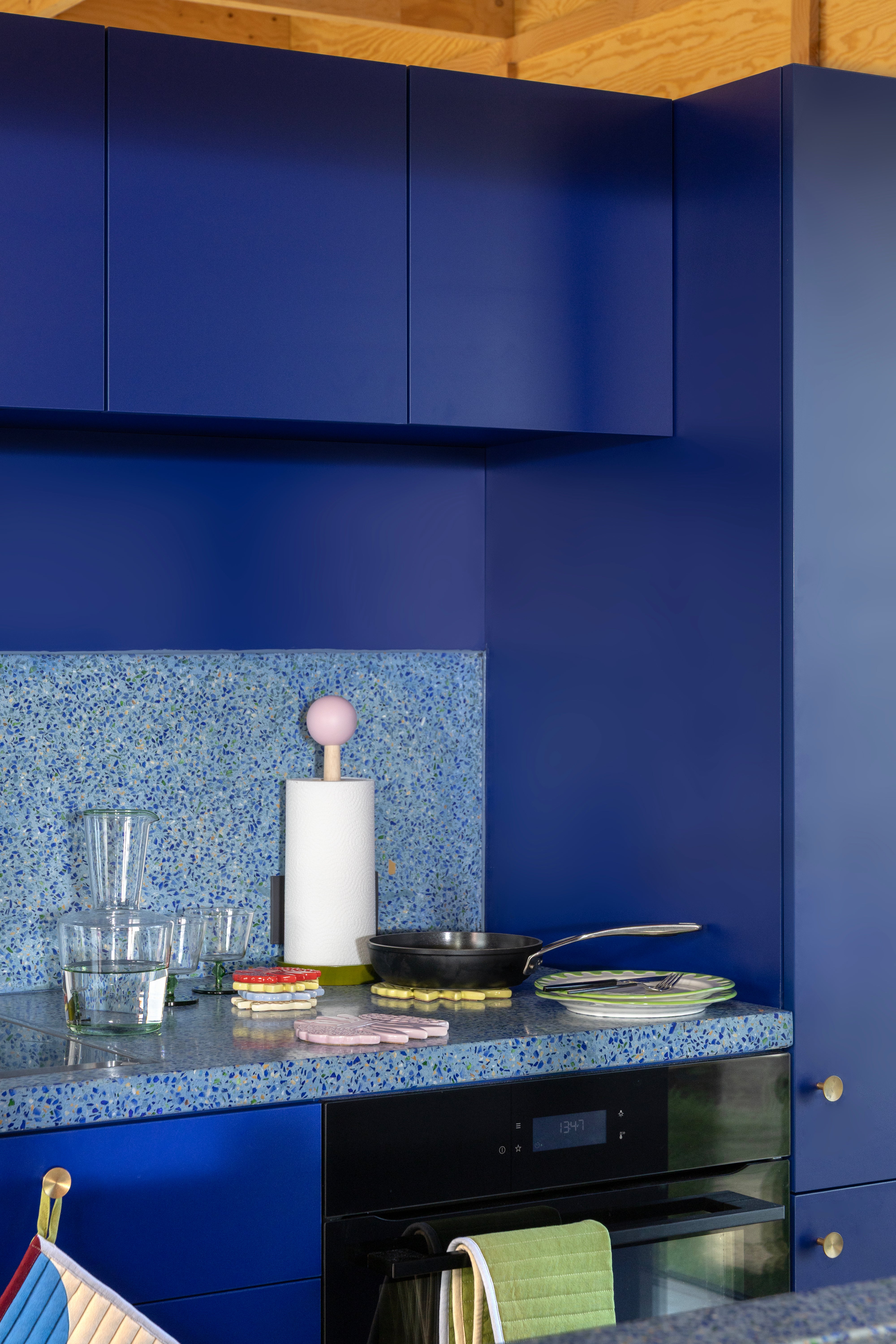 HALMA Wooden Paper Towel Holder in Green and Pink