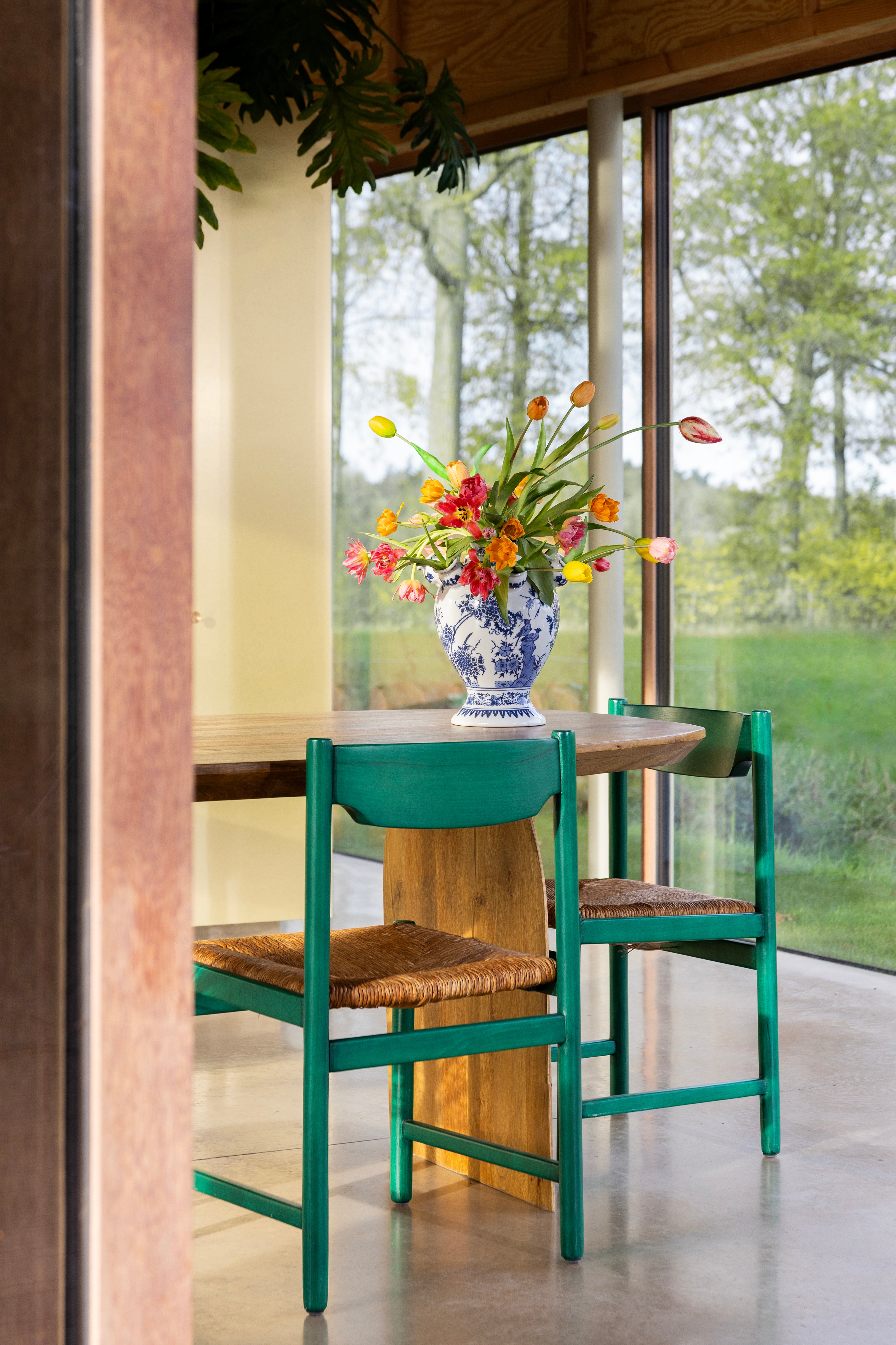 Wazon TULIP CASCADE biały z niebieskim