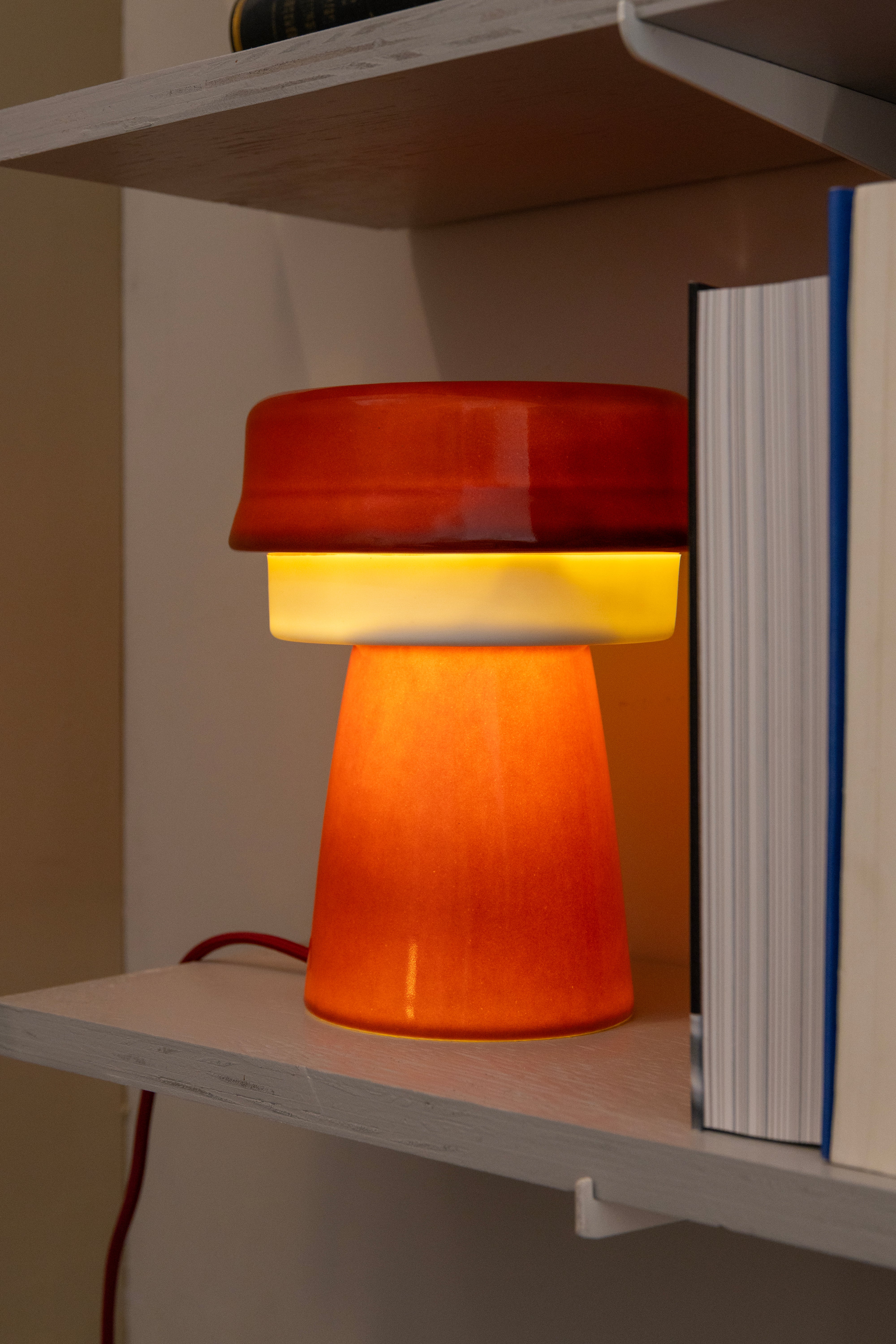 Tischlampe HAT burgunderrot mit Weiß