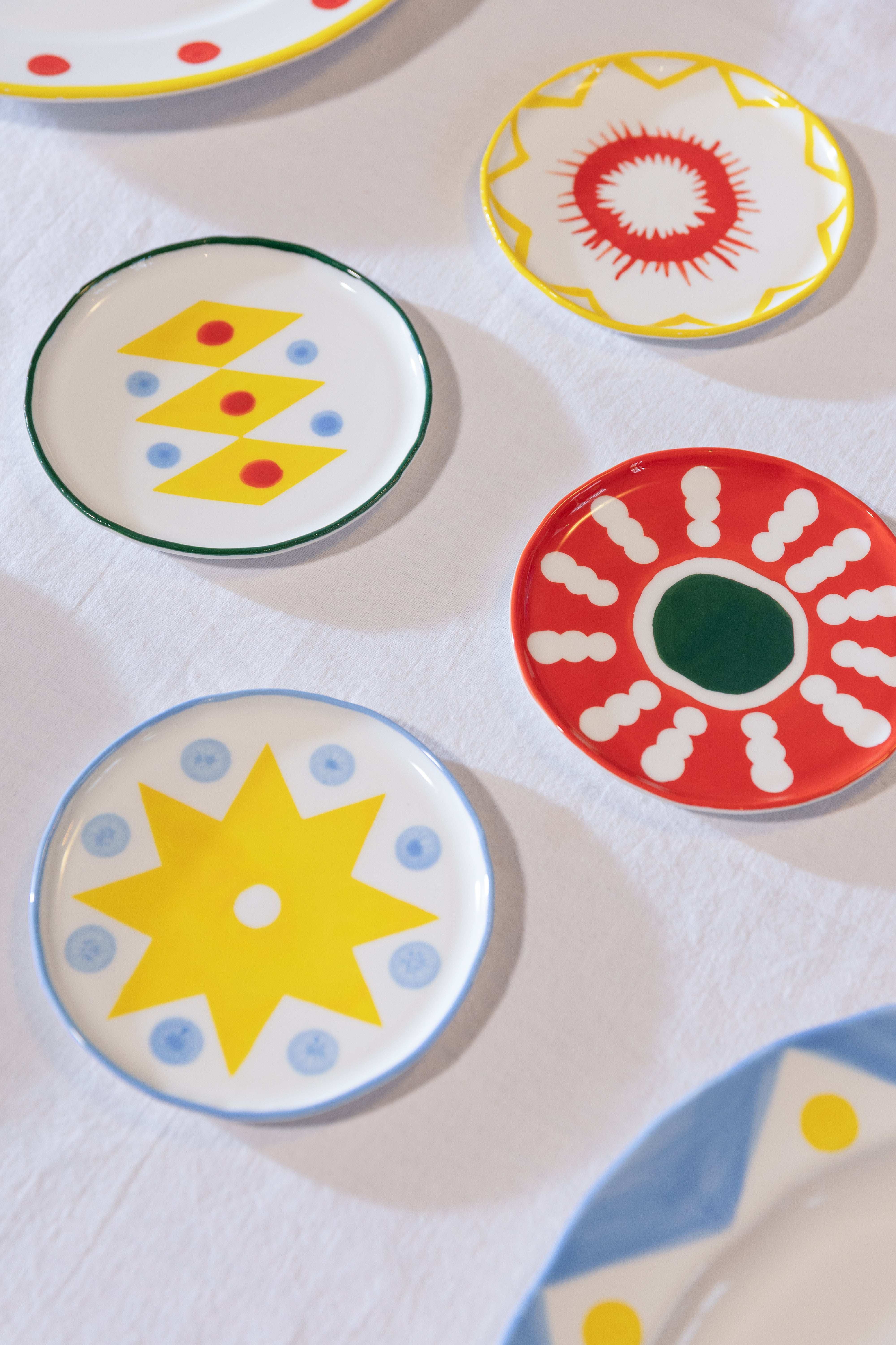 Zestaw talerzy deserowych FESTIVO kolorowa porcelana