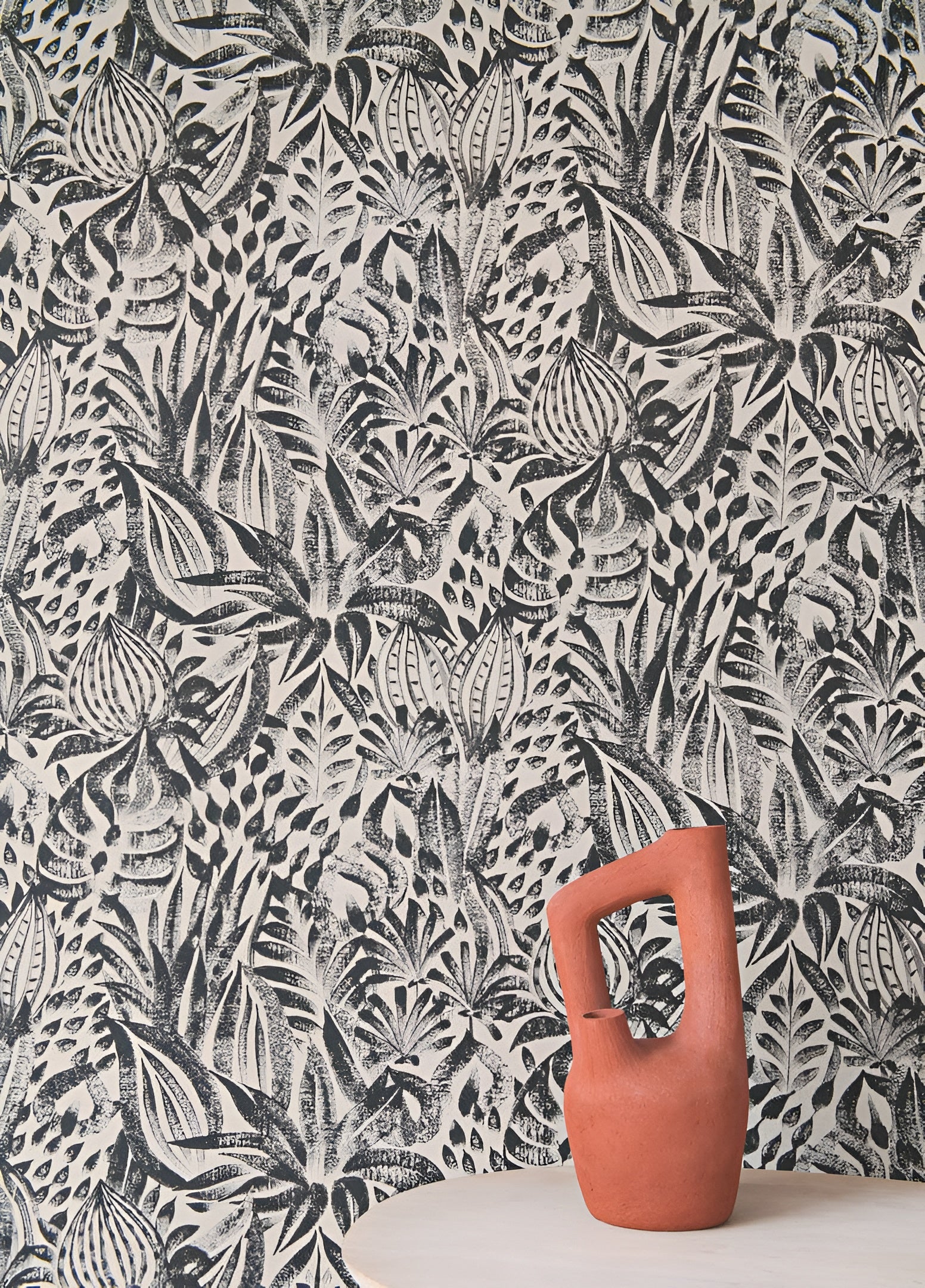 Textile wallpaper with a plant pattern FOLIAGE - NOIR black