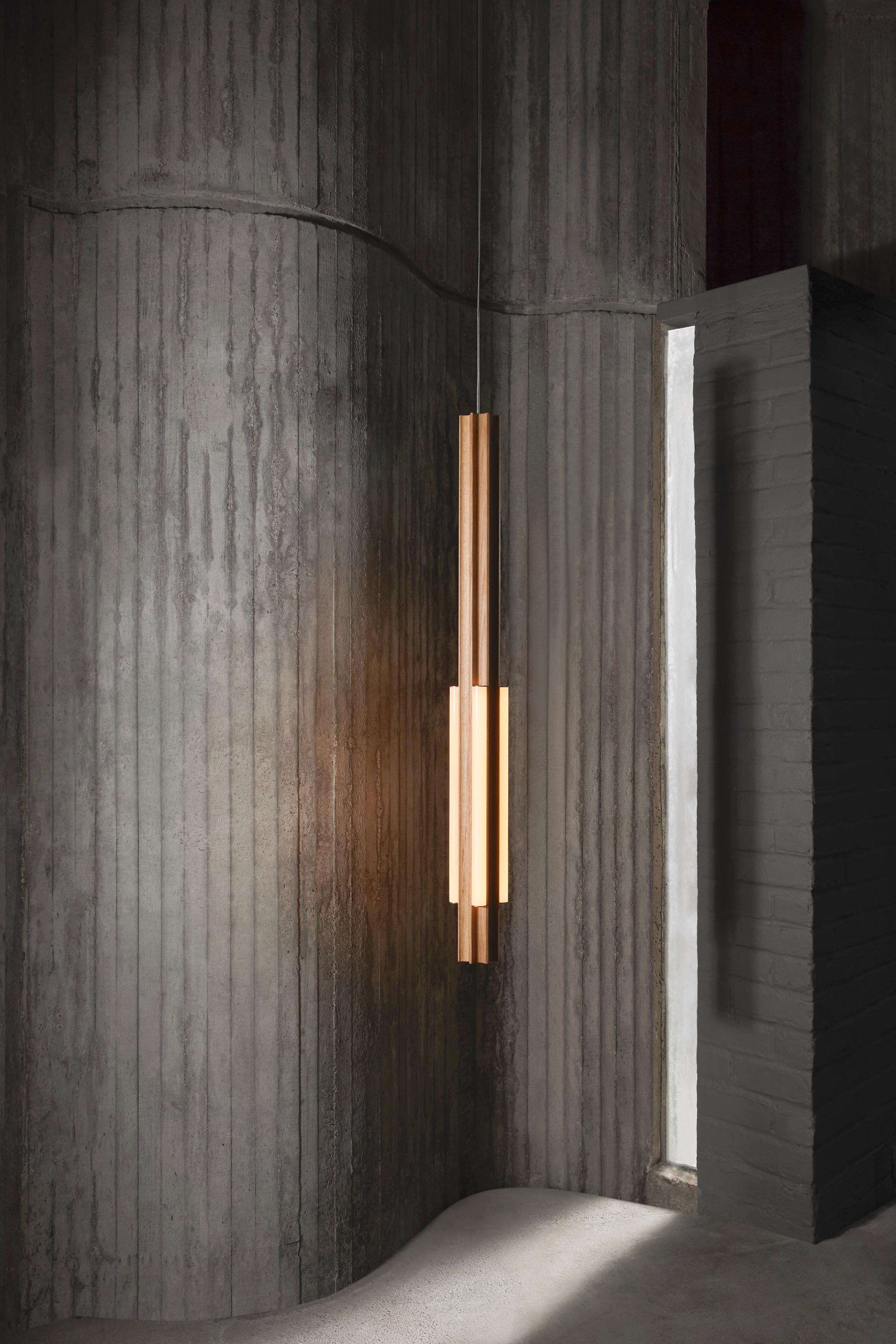 Lampa wisząca ALTAR TALL drewno dębowe z mosiężnym wykończeniem