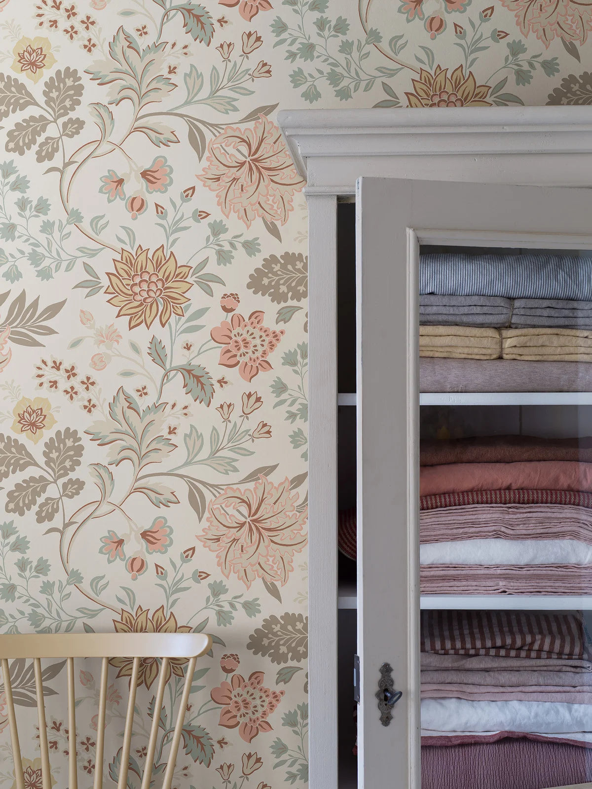 Tapeta flizelinowa papierowa z roślinnym wzorem ALICIA beżowy z zielonym i różowym