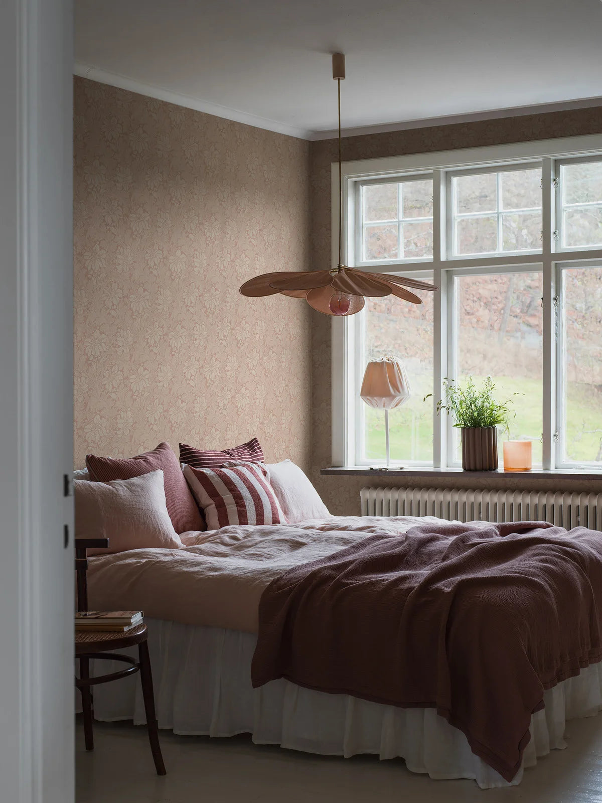 Vlies-Tapete mit pflanzlichem Muster ACANTHUS in lachsrosa