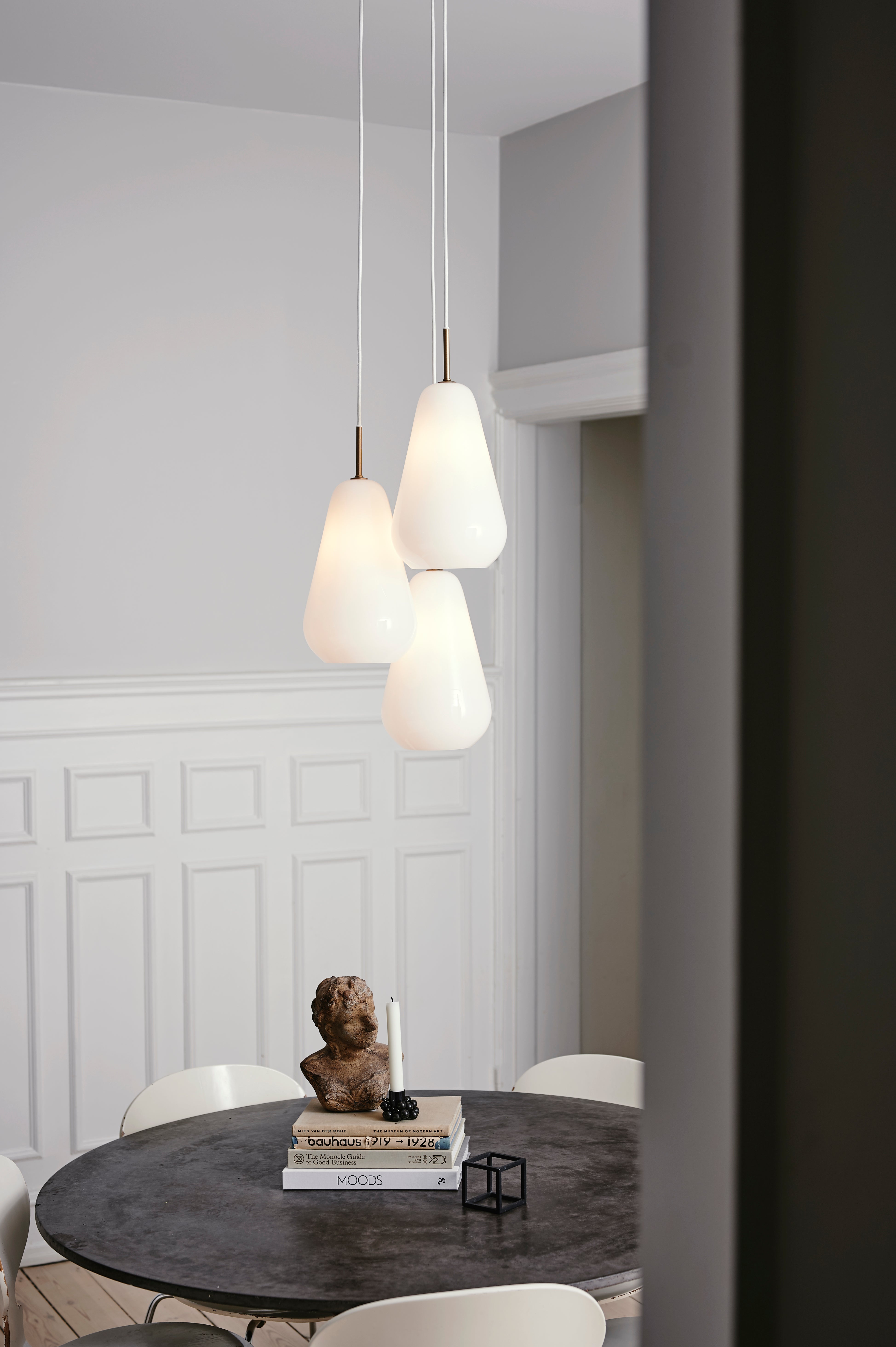 Lampa wisząca ANOLI 3 złoty z opalowym szkłem – Nuura