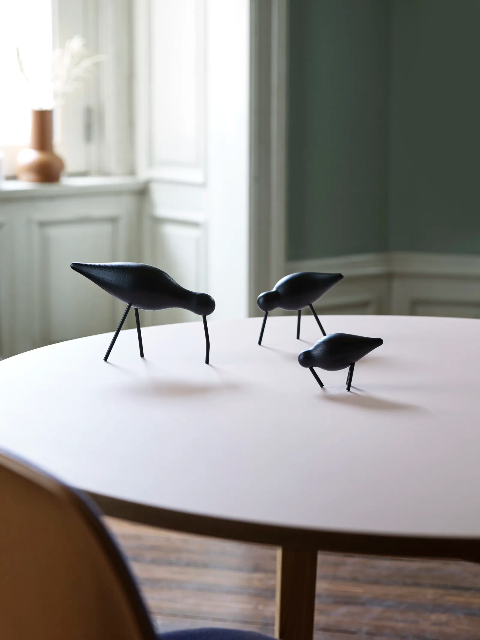 Figurka drewniana SHOREBIRD czarny z czarnymi nóżkami, marka Normann Copenhagen