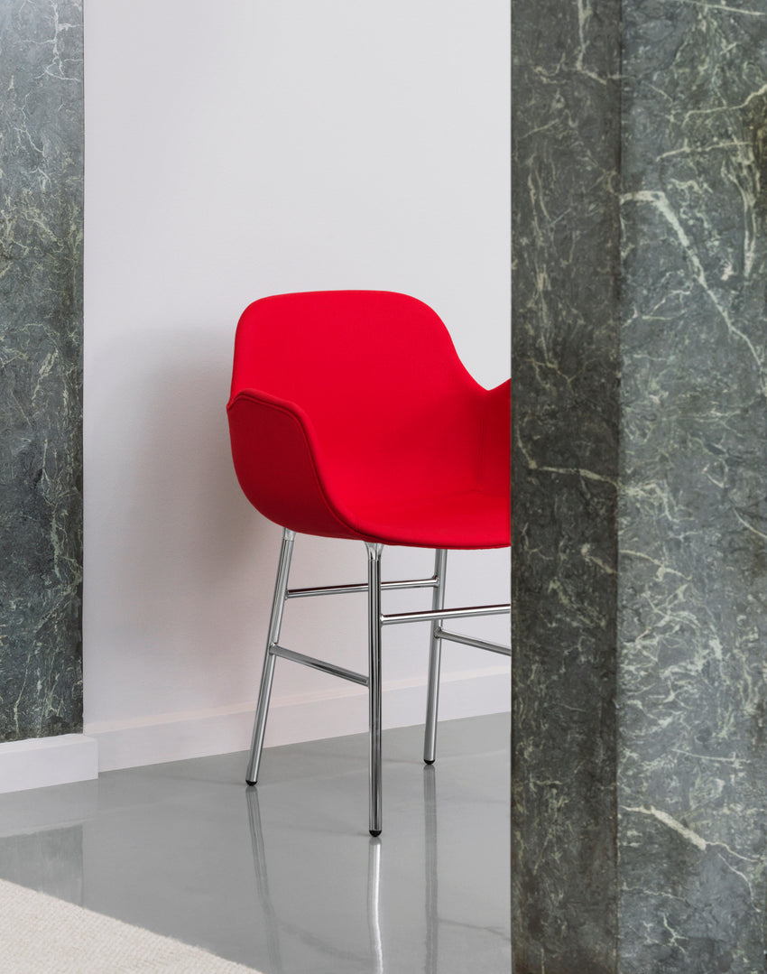 Chair with armrests white with a golden base
