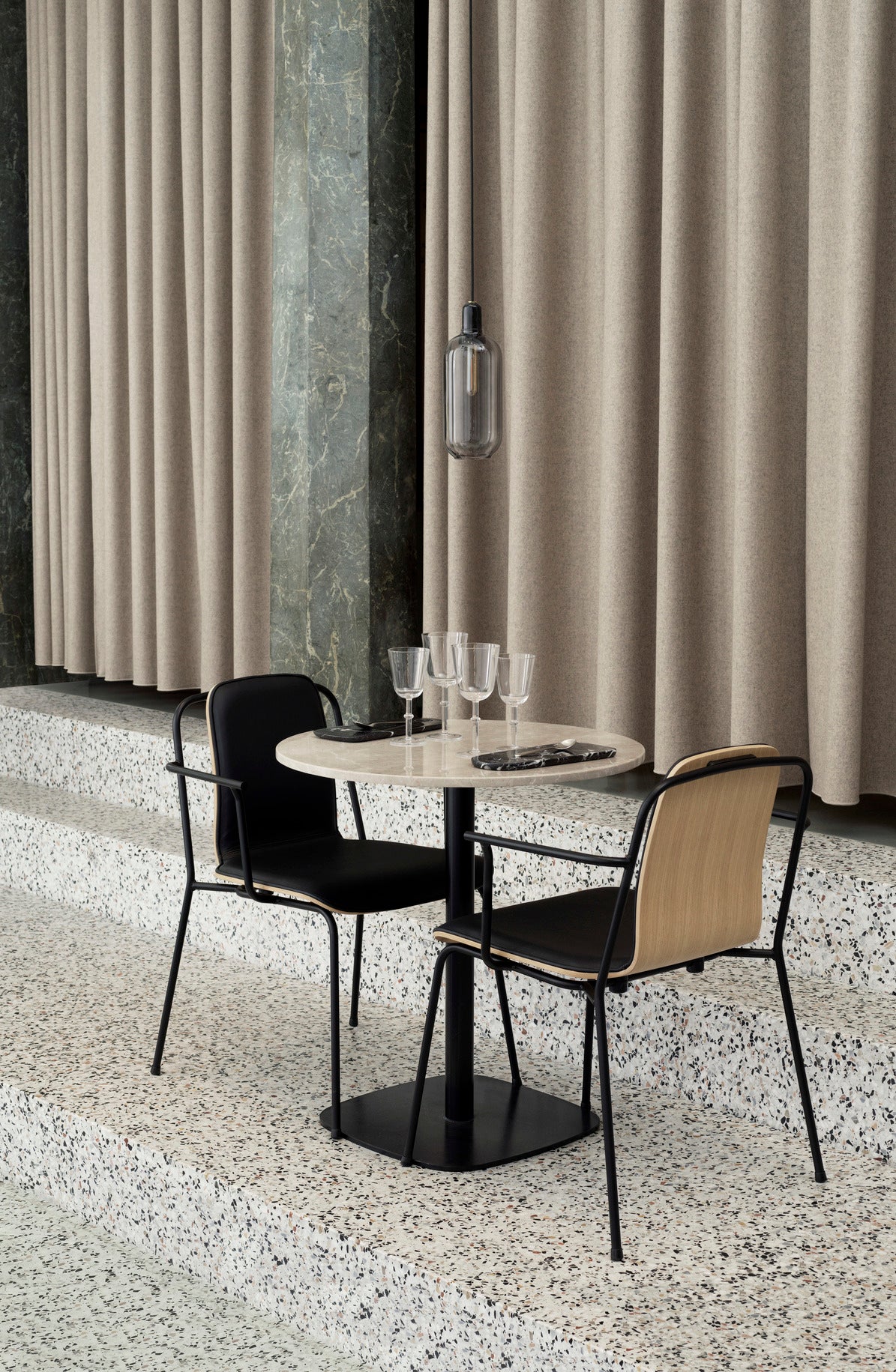 Chair with armrests Studio Jasnoszary Jesion Veneer with a black base