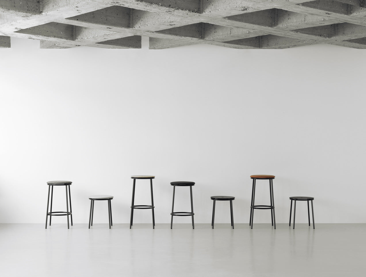 Circa Bar Stuhl gepolsterte Beige mit einer schwarzen Basis