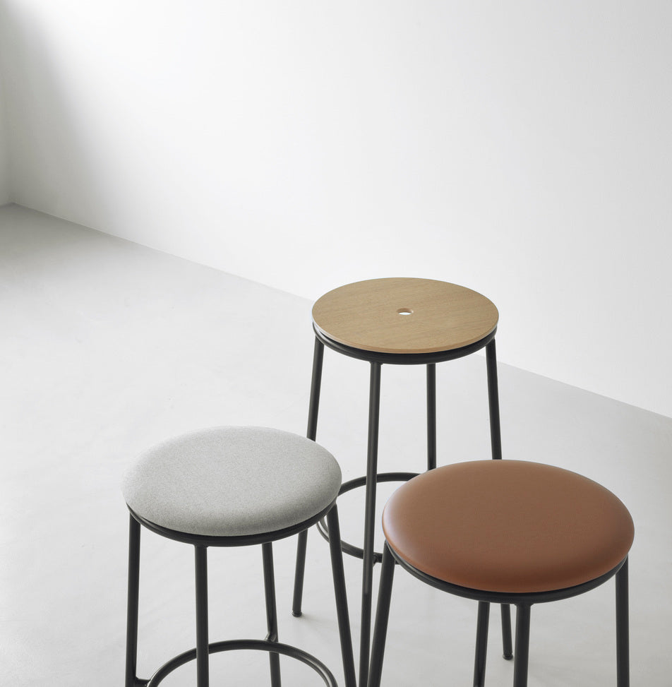 Circa Bar Stuhl gepolsterte Beige mit einer schwarzen Basis
