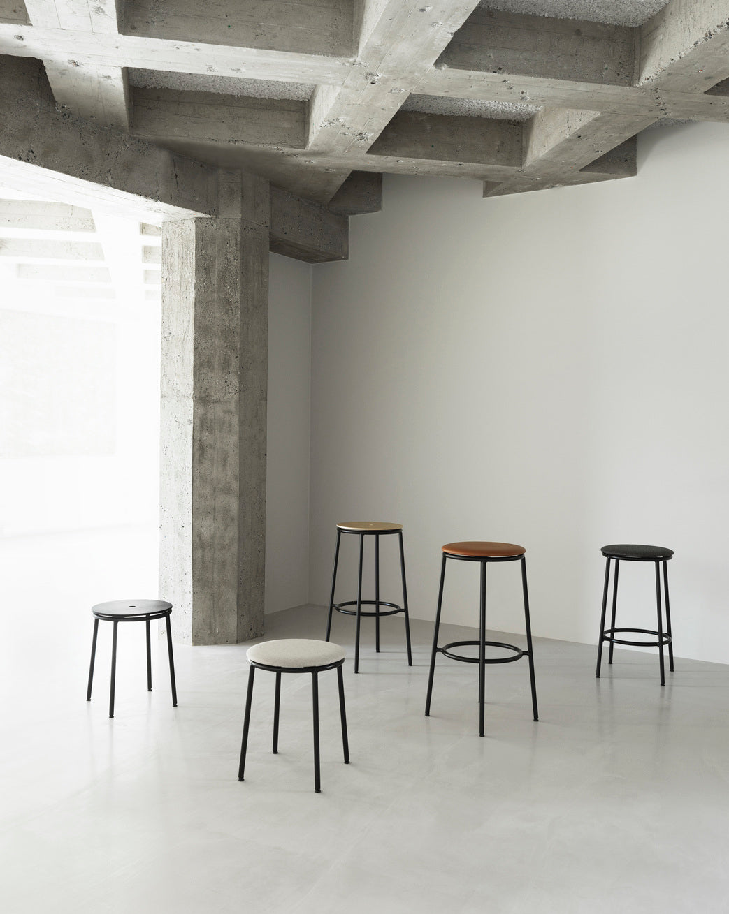 Circa Bar Stuhl gepolsterte Beige mit einer schwarzen Basis