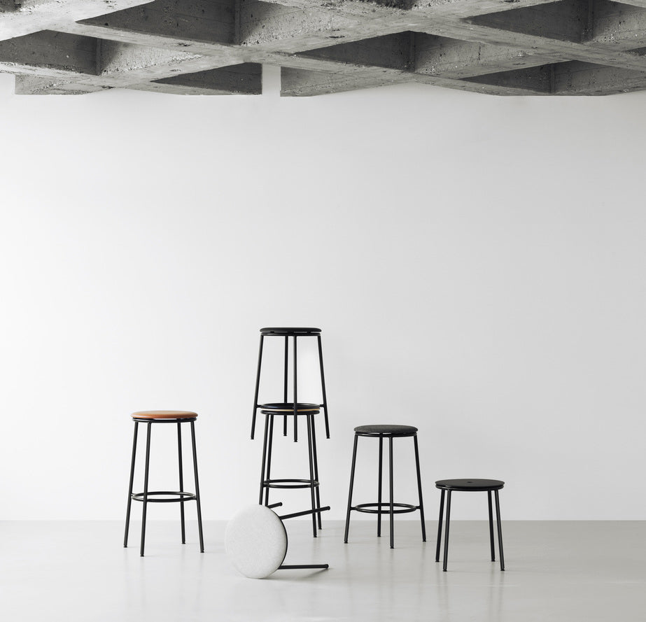 Circa Bar Stuhl gepolsterte Beige mit einer schwarzen Basis