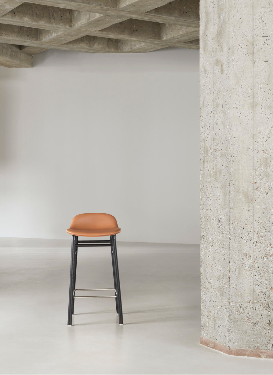 Hocker -Formblaue Form mit einer Eichenbasis
