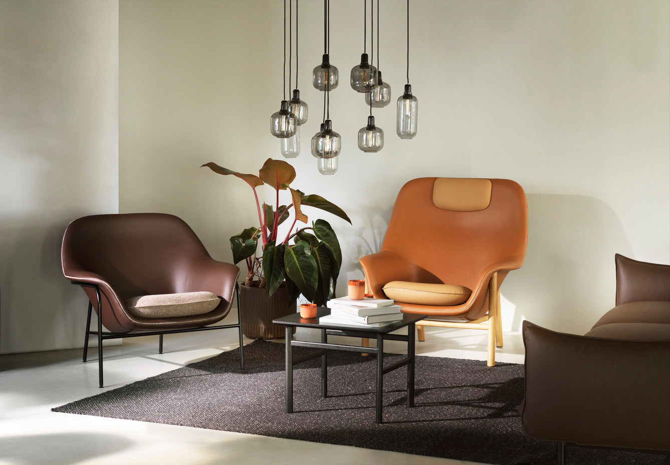 Fotel DRAPE HIGH z szarą metalową podstawą