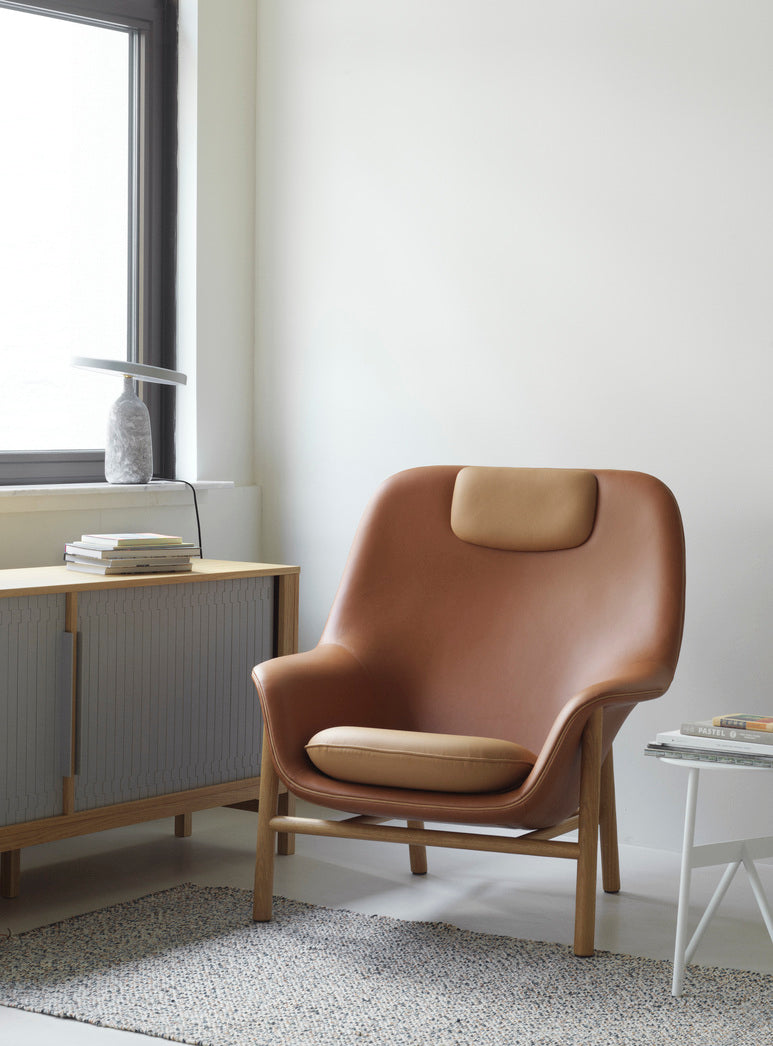 Fotel DRAPE HIGH W. HEADREST z dębową podstawą