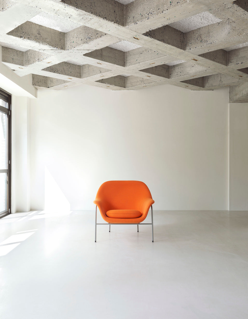 Fotel DRAPE HIGH z czarną metalową podstawą