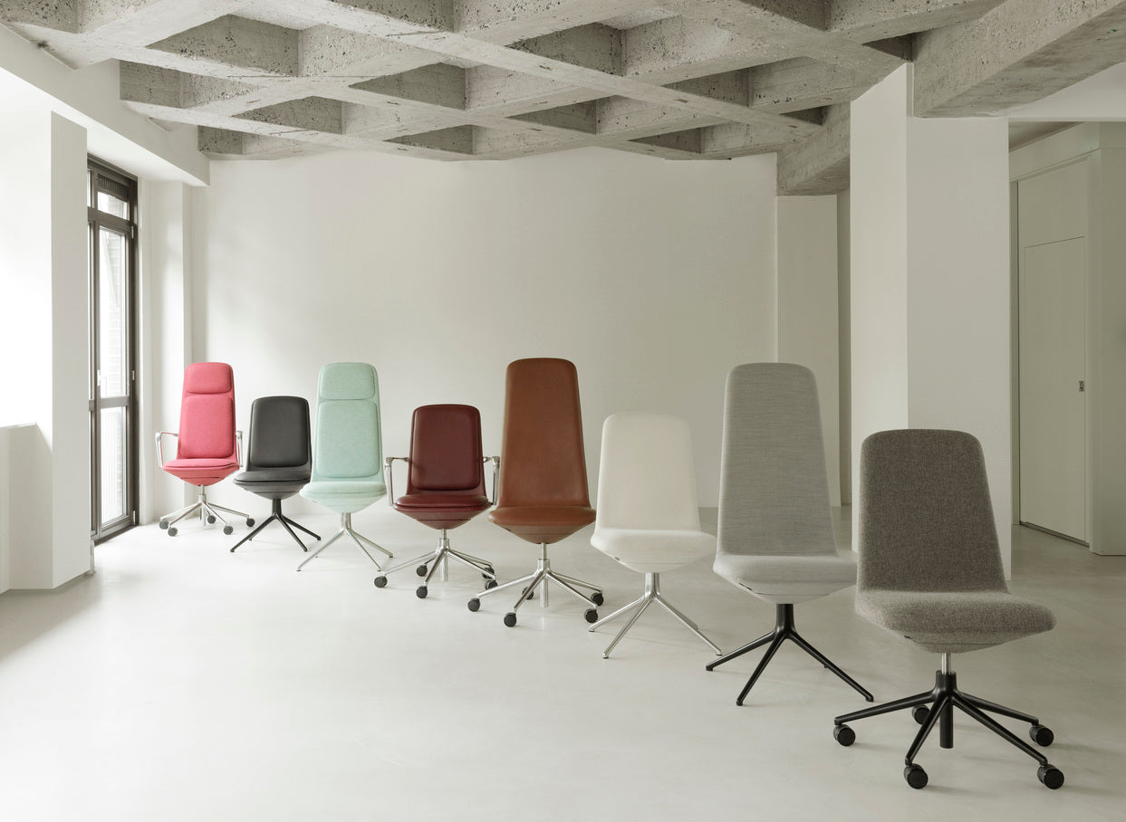 Upholstered office chair with off High 4L armrests with an aluminum base
