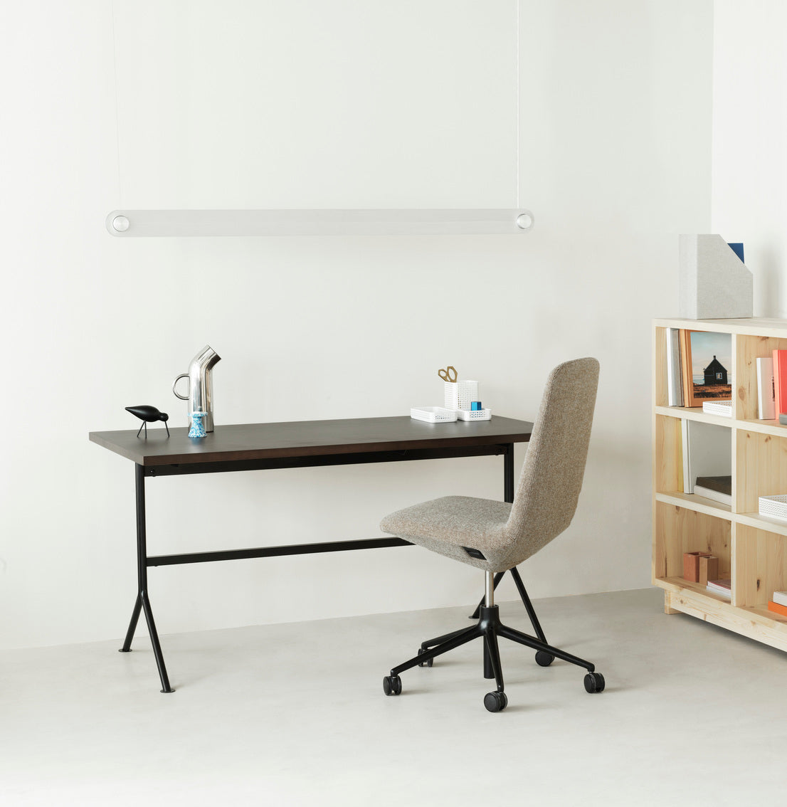 Kip Desk, eine natürliche Kiefer mit einer schwarzen Basis