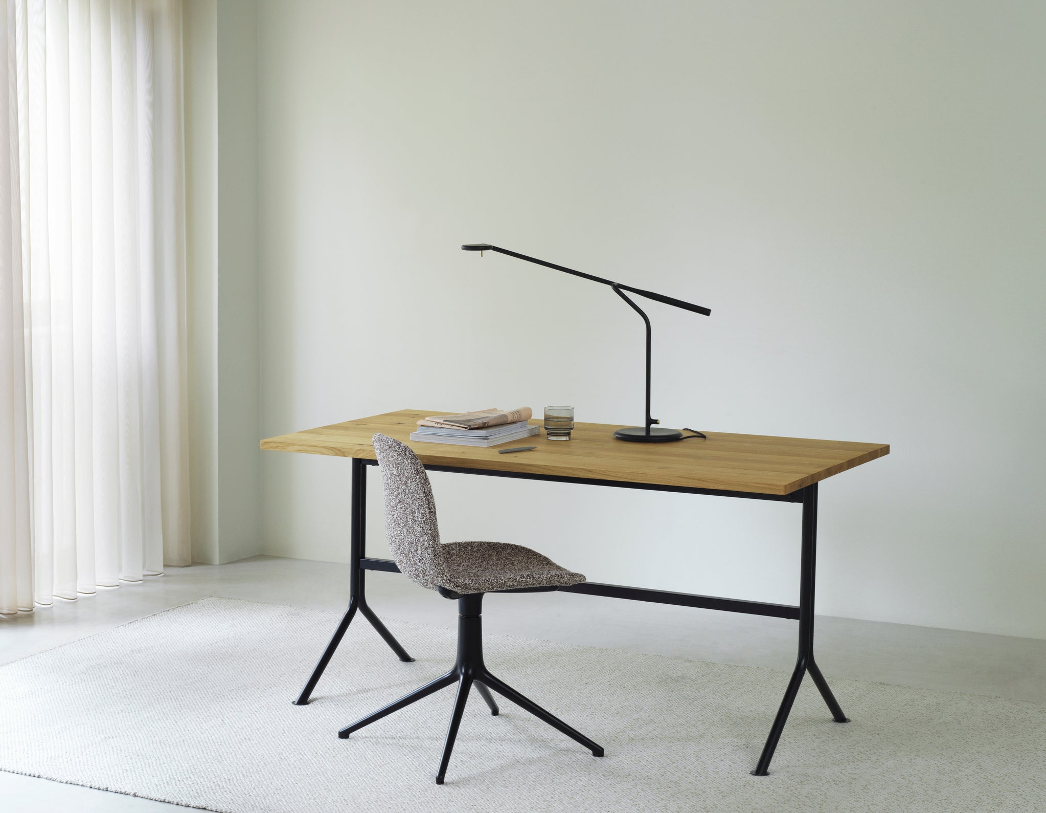 Kip Desk, eine natürliche Kiefer mit einer schwarzen Basis