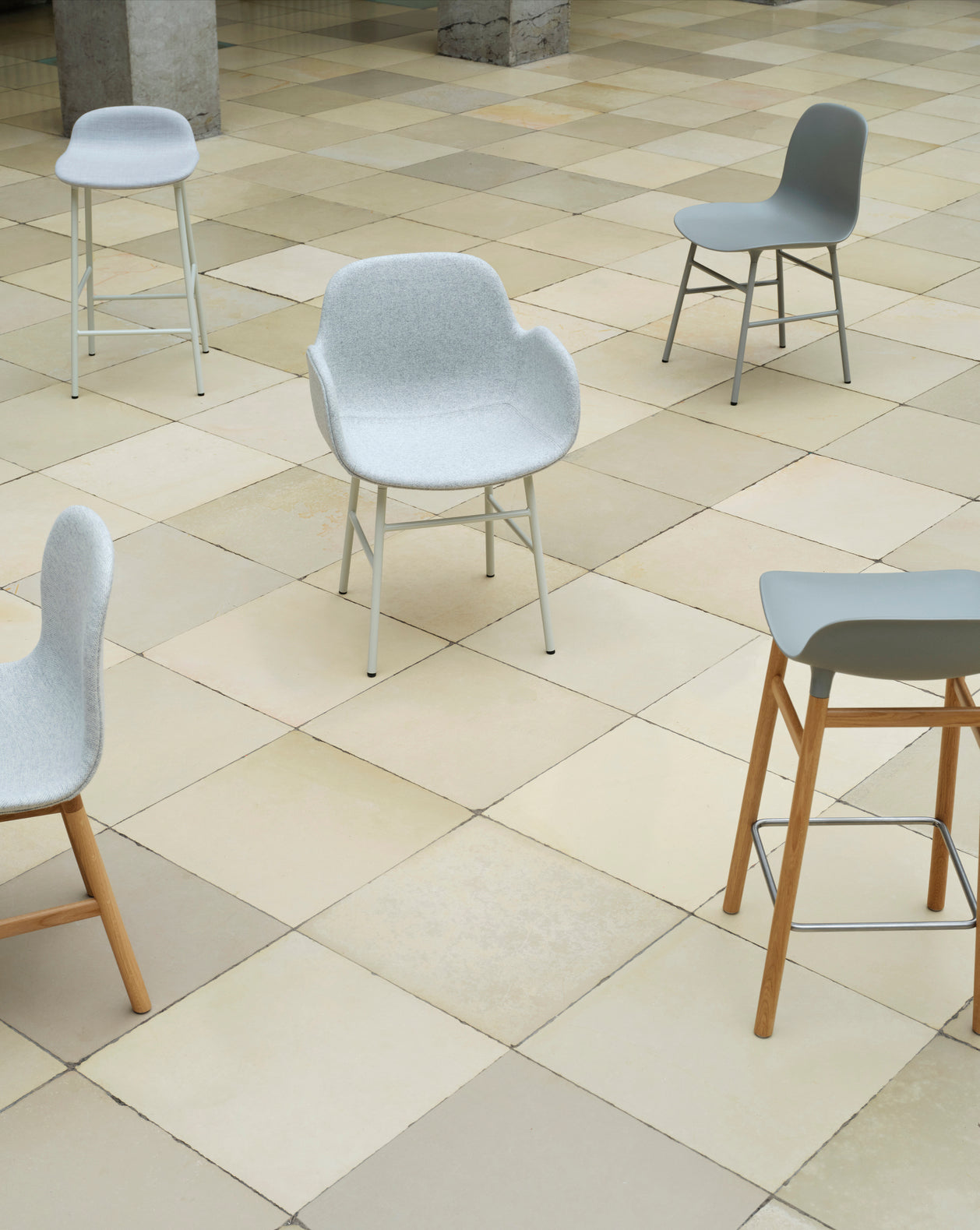 Hocker -Formblaue Form mit einer nussigen Basis