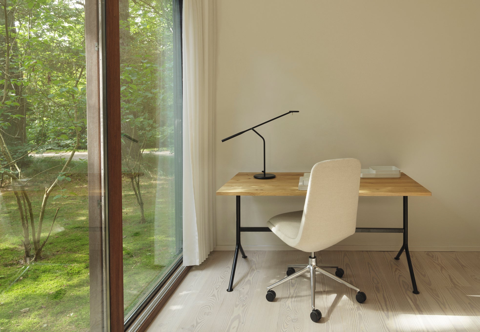 Kip Desk, eine natürliche Kiefer mit einer schwarzen Basis